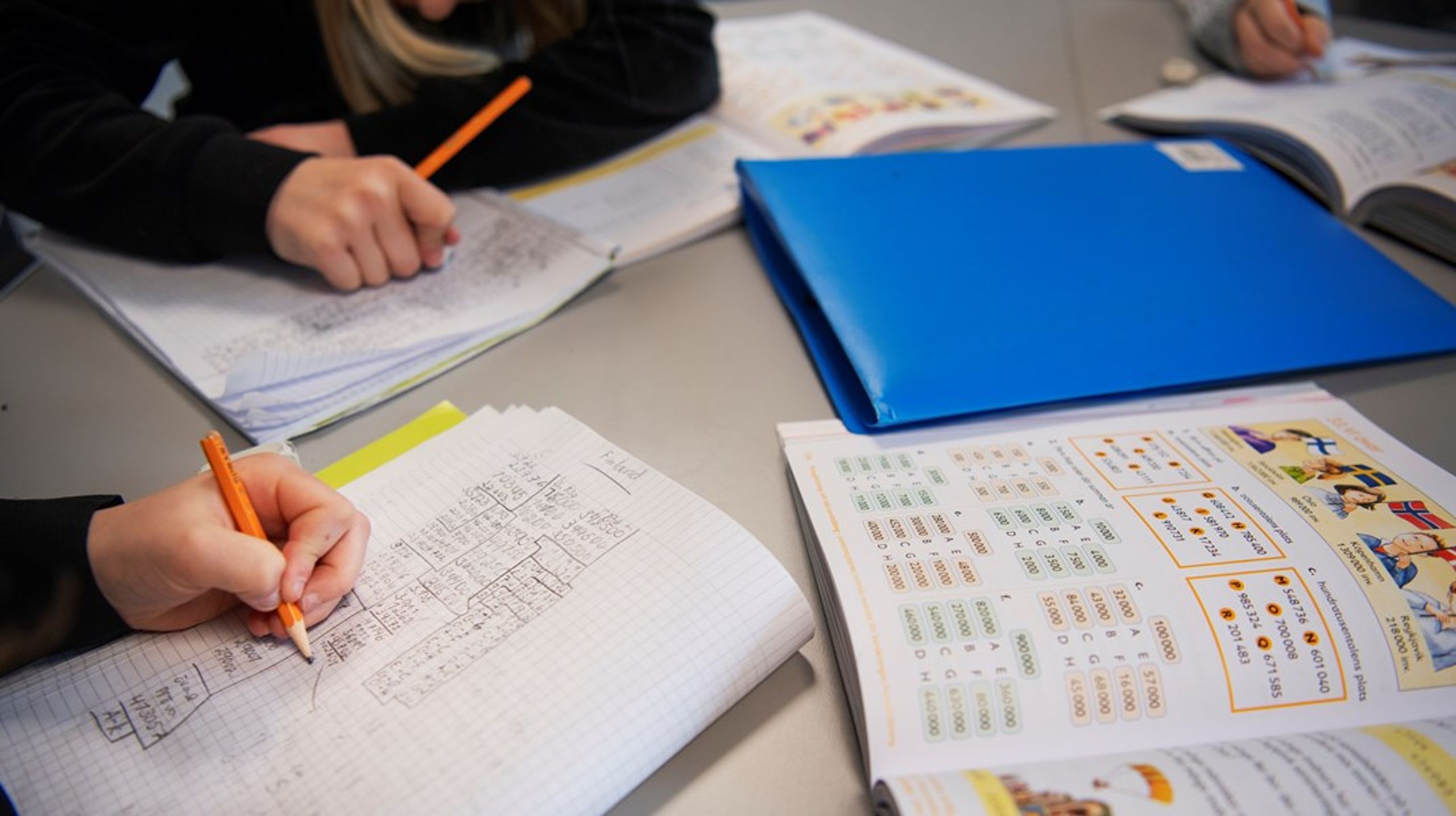 Postnumret ska inte avgöra elevernas framtidsmöjligheter, skriver debattörerna.