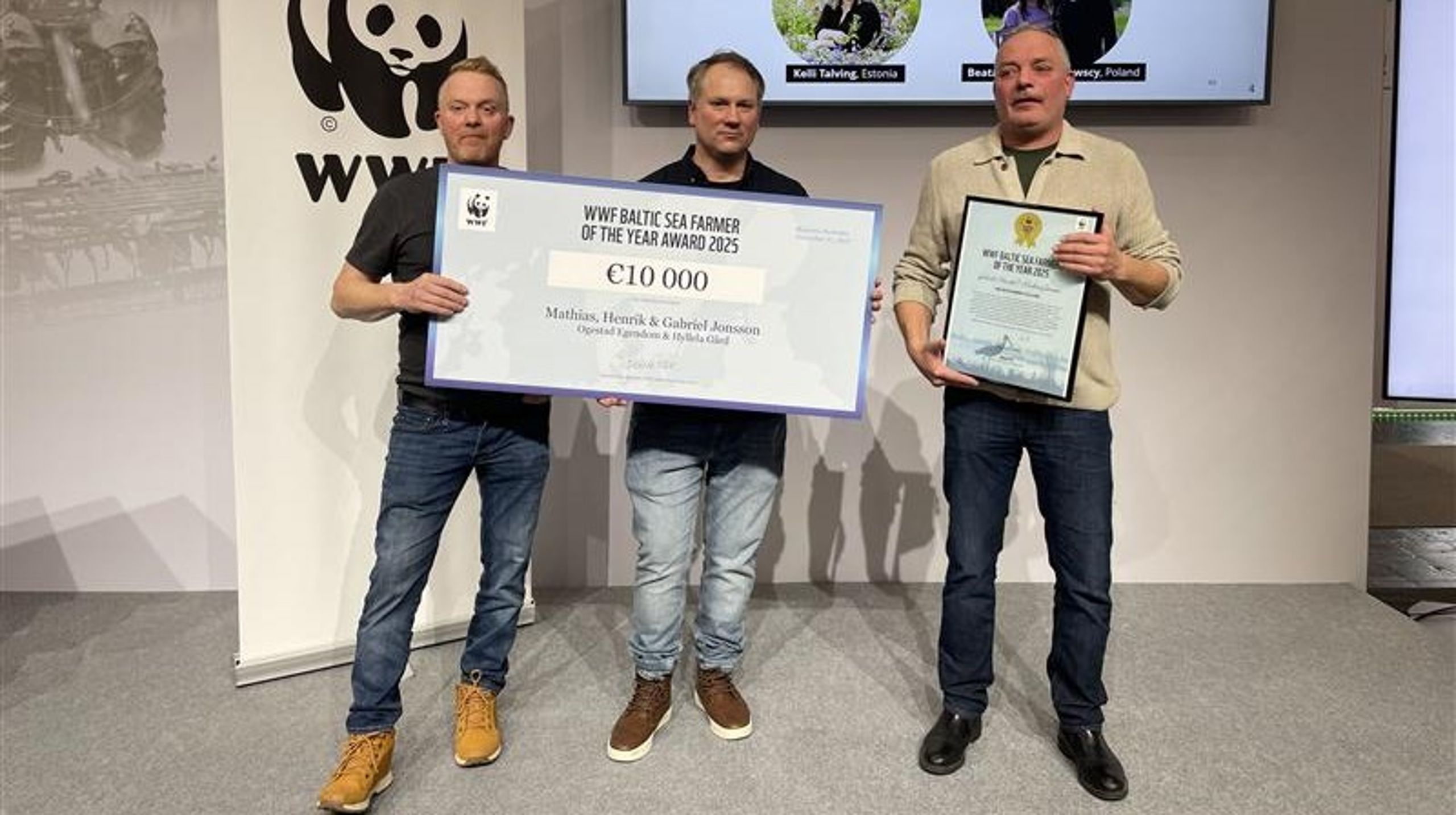 Henrik, Gabriel och Mathias Jonsson tar emot det internationella priset vid mässan Agritechnica i Tyskland.