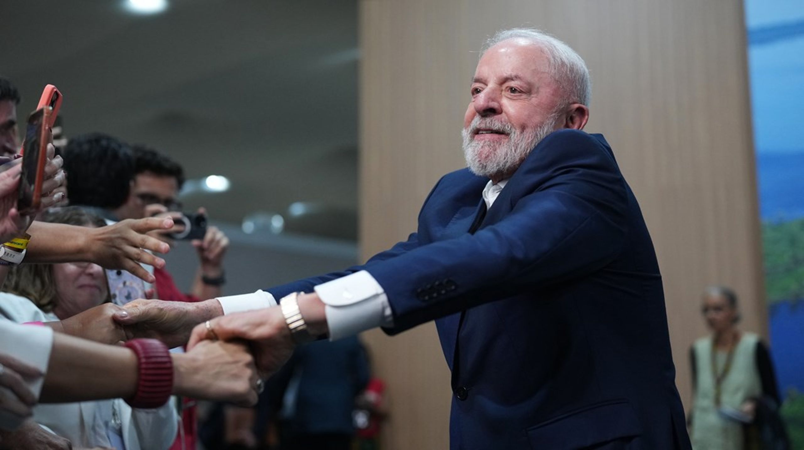 Luiz Inacio Lula da Silva hälsar på supporters i samband med att han anländer till en pressträff vid COP30-mötet.