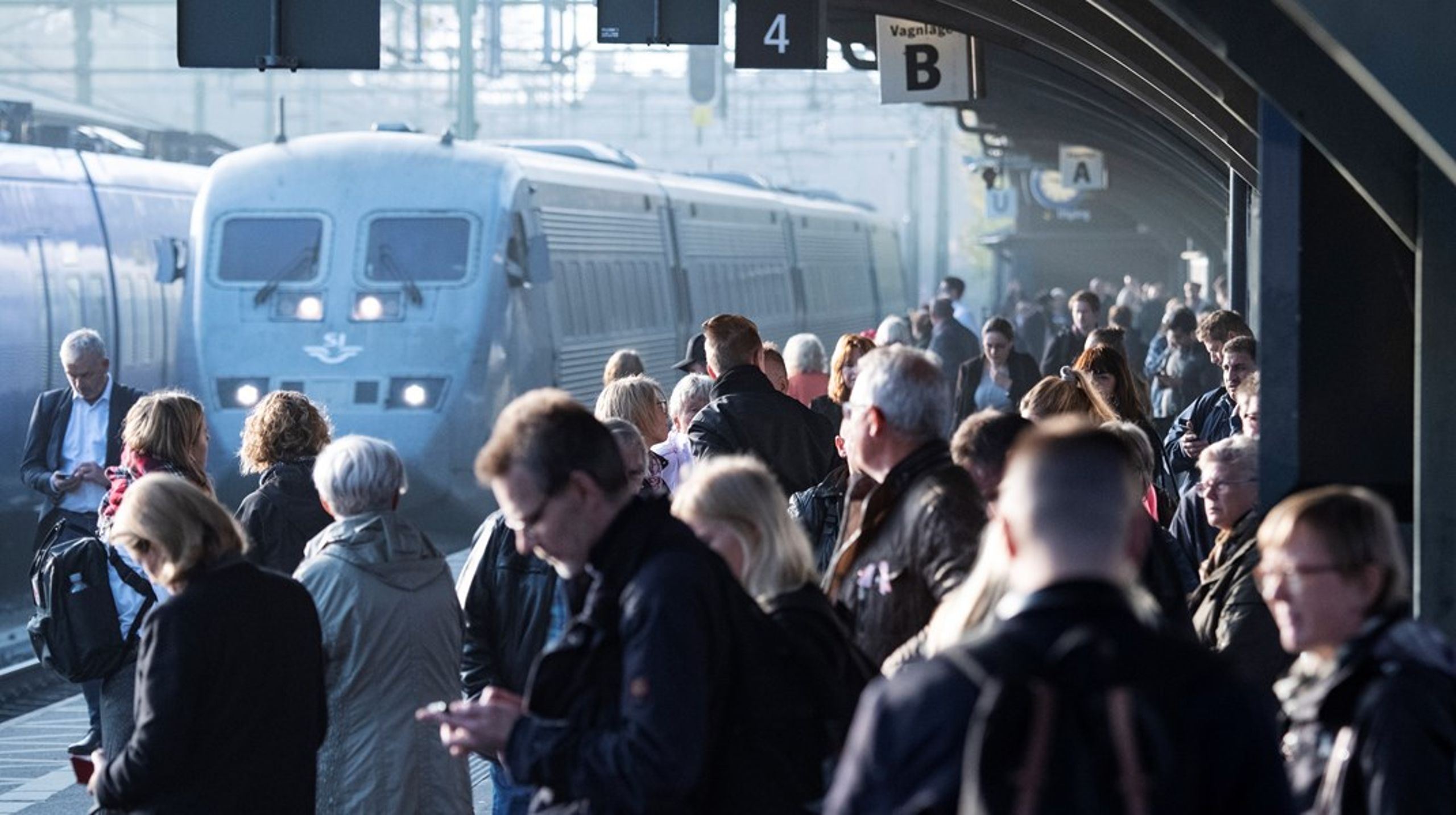 Vi måste undvika en situation där passagerare fryser på perronger och godståg står still medan implementeringen pågår, skriver debattörerna.