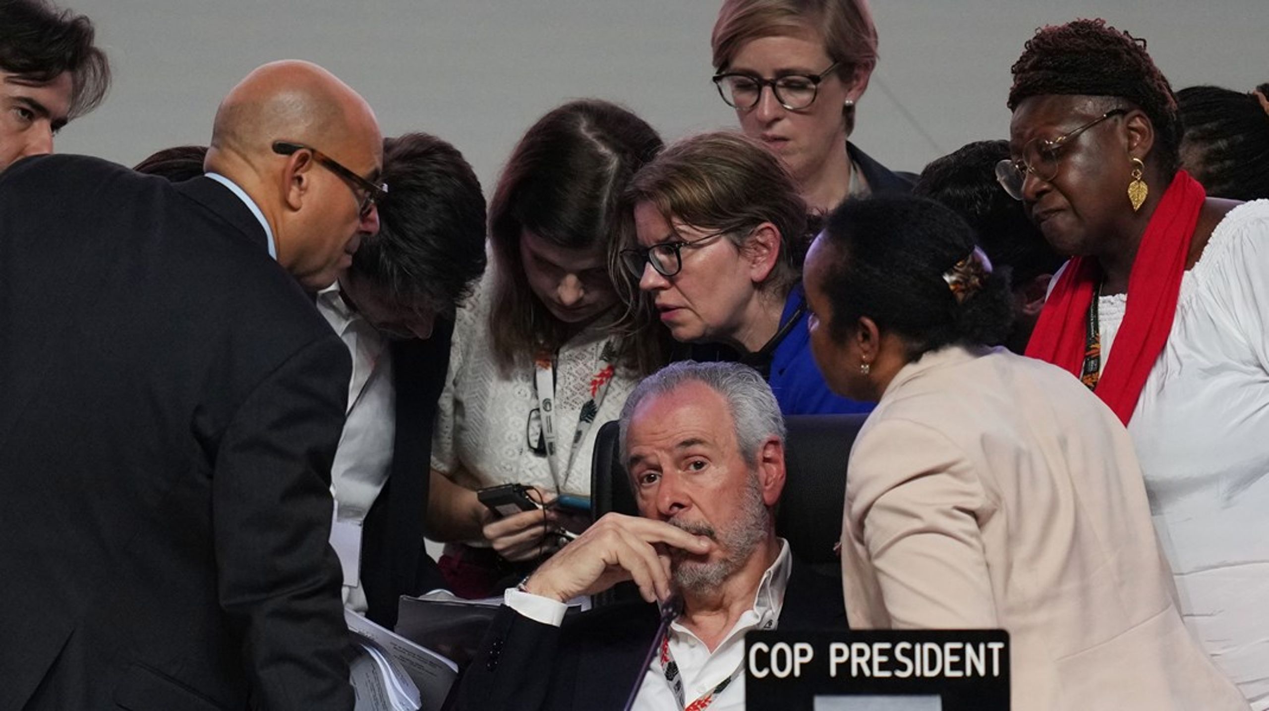 <span>Klimatförhandlingar. COP-ordförande André Corrêa do Lago sitter ner medan FN:s klimatchef Simon Stiell diskuterar med FN-tjänstemännen.<br></span>