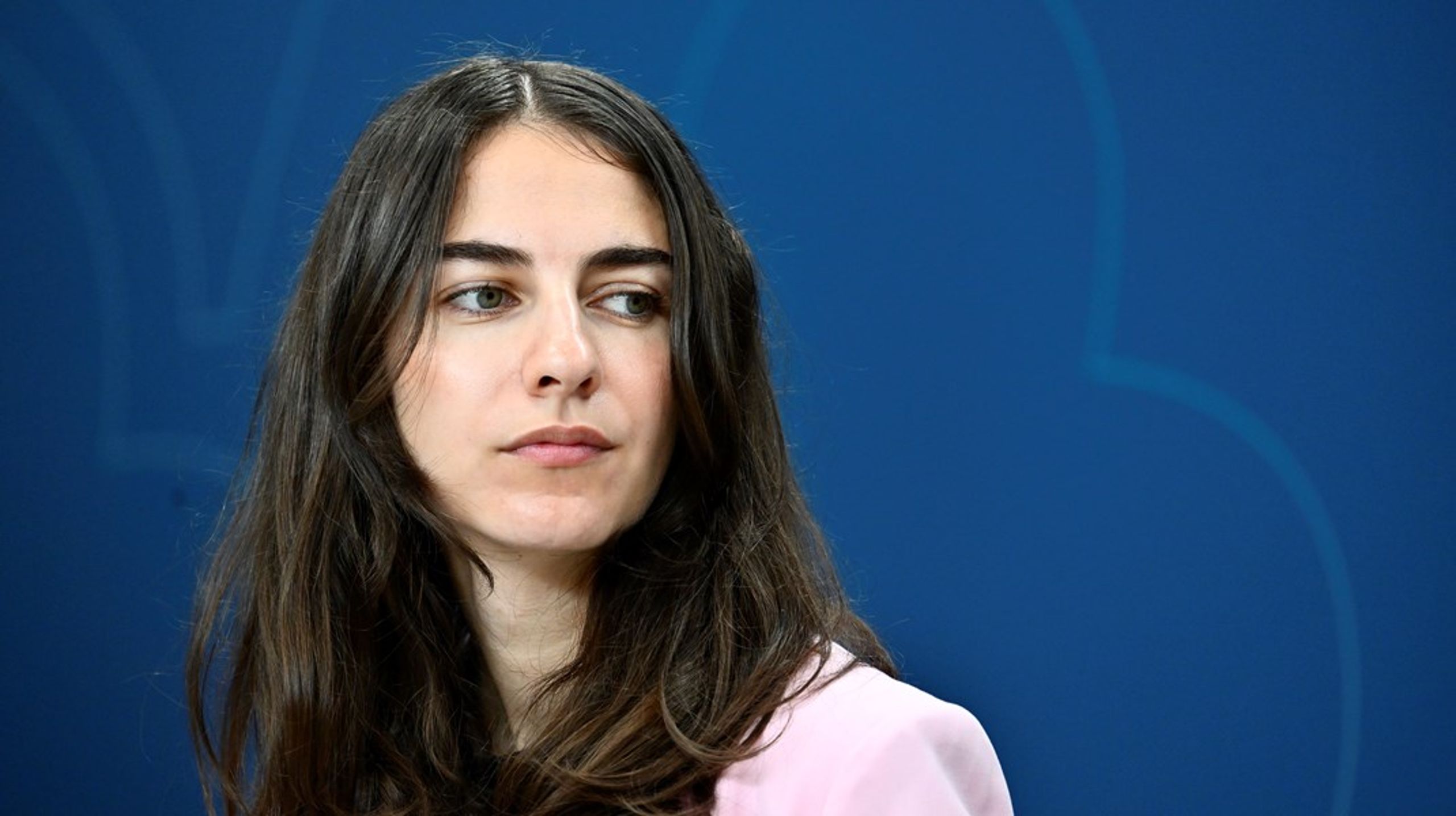 Regeringen tar sitt ansvar för det globala klimatarbetet, utan att det slår undan benen för svenska hushåll, skriver&nbsp;Romina Pourmokhtari (L) i ett svar till Katarina Luhr (MP).