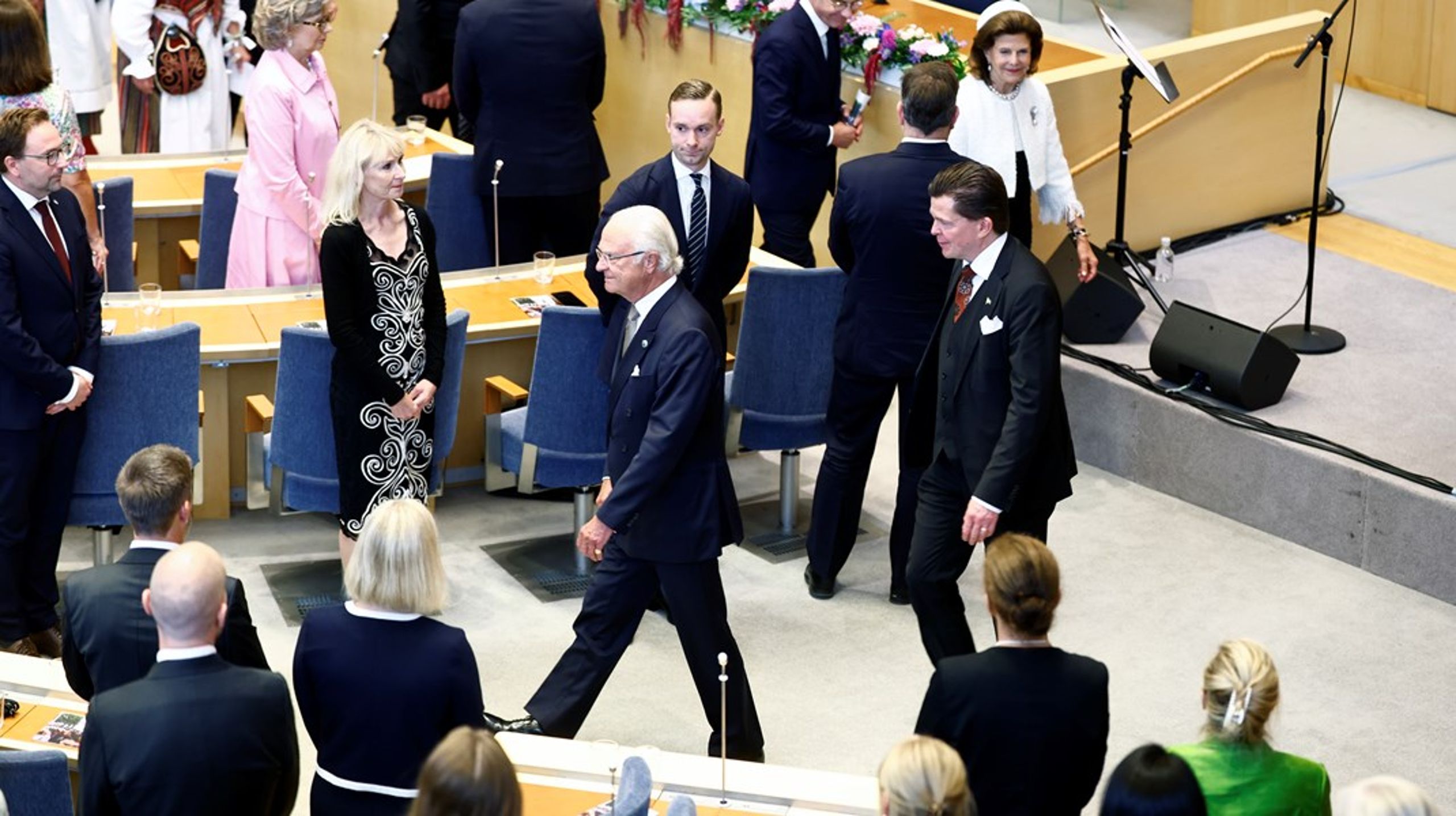Det är dags att statschefen behandlas som den makthavare han är i nyhetsbevakning och debatt, skriver debattörerna.