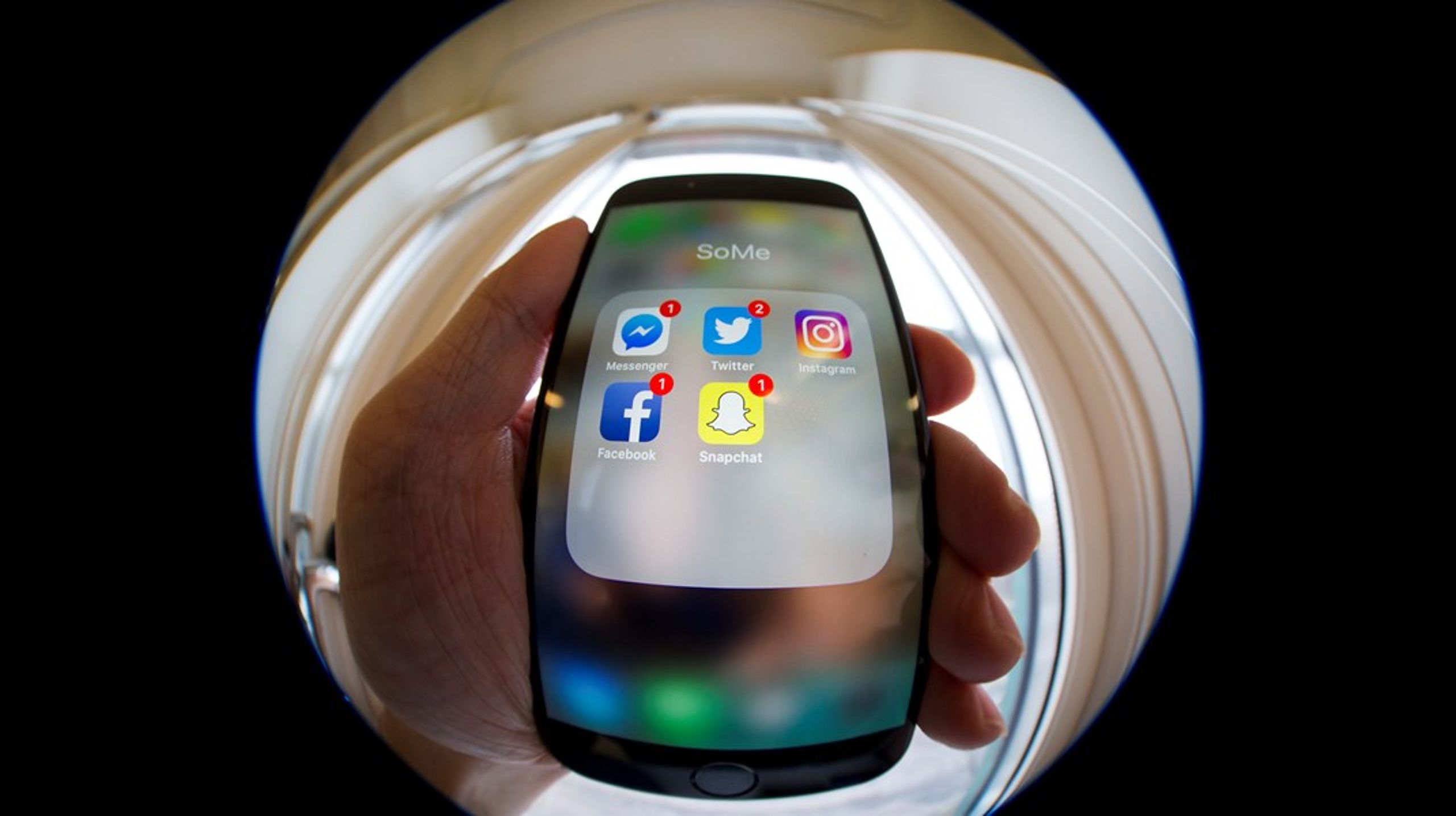 Barn och unga ska inte släppas in i sociala medier-bubblan före en viss ålder. Det anser Europaparlamentet, som nu trycker på för gemensam lagstiftning.