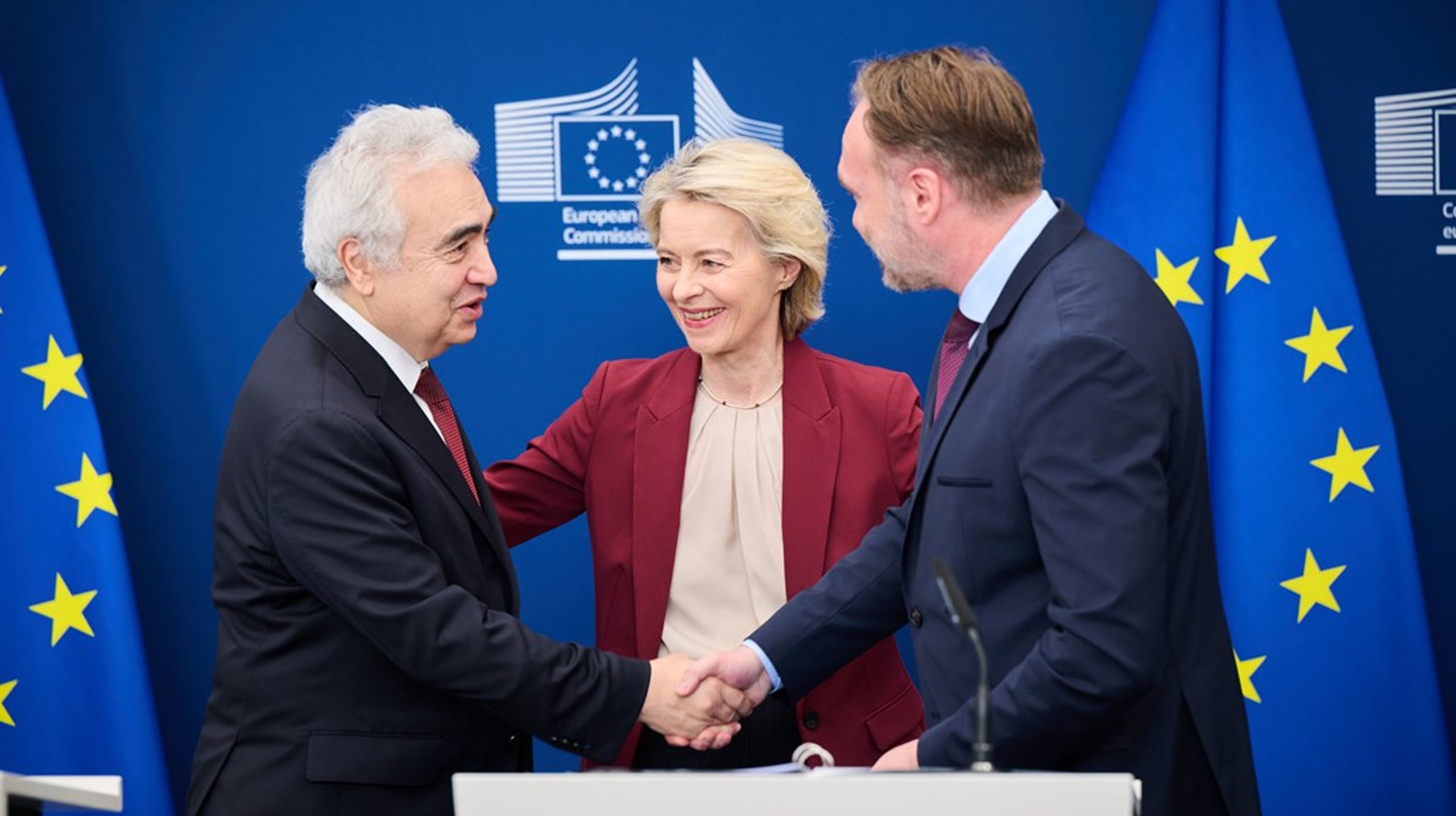 <span>Fatih Birol, chef för IEA, kommissionsordförande Ursula von der Leyen och energikommissionär Dan Jørgensen efter den nattliga uppgörelsen mellan det danska ordförandeskapet och EU-parlamentet.<br></span>