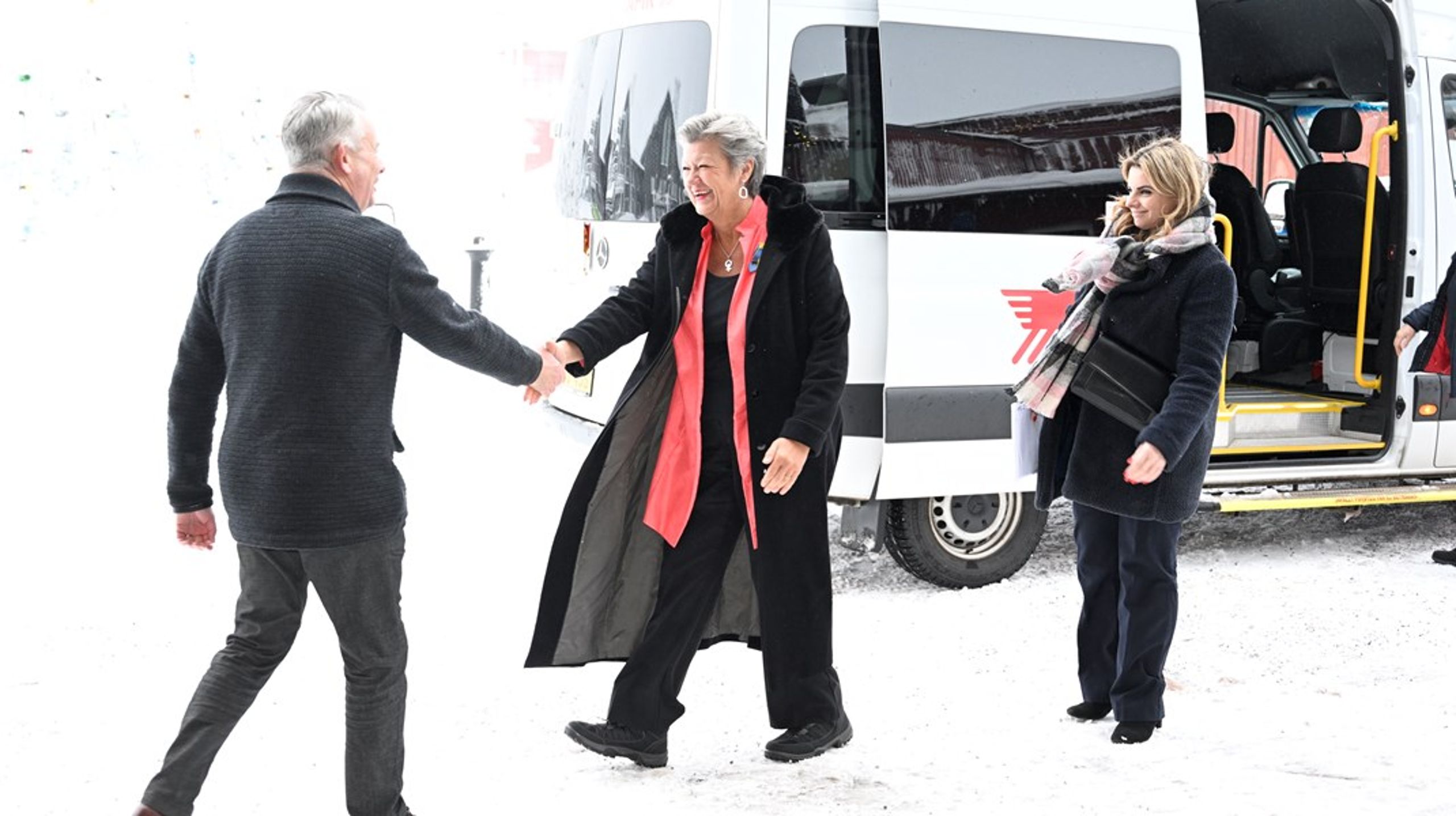 Adriana Haxhimustafa (till höger) har tidigare varit medie- och kommunikationsrådgivare i dåvarande EU-kommissionär Ylva Johanssons kabinett.&nbsp;