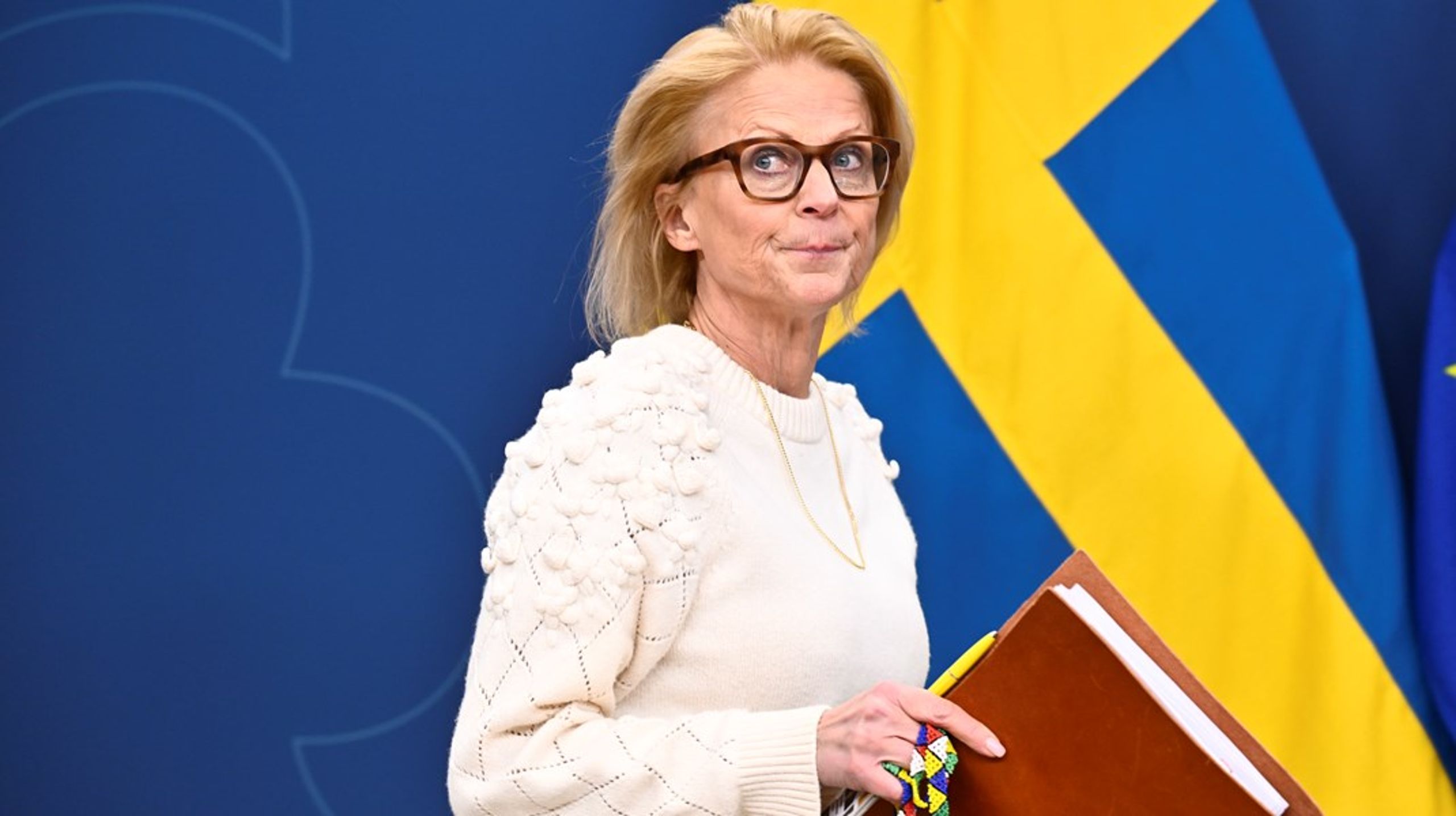 Finansminister Elisabeth Svantesson (M) säger att det säkerhetspolitiska läget är exceptionellt. Regeringen gör undantag från det finanspolitiska ramverket för att finansiera upprustningen av försvaret.
