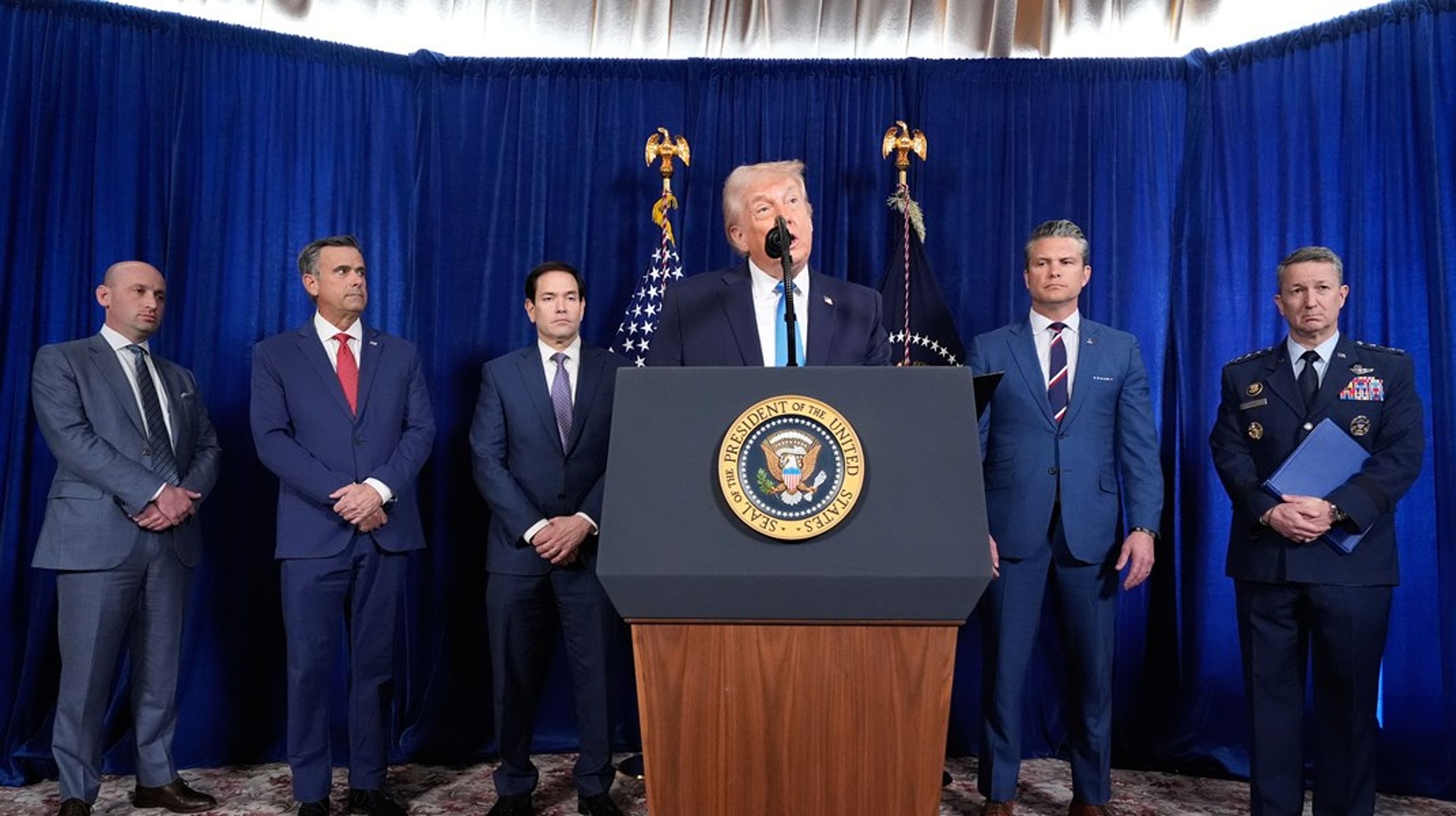 Vid en presskonferens på lördagen flankerades president
Donald Trump av utrikesminister Marco Rubio till vänster och försvarsminister
Pete Hegseth till höger. Längst till vänster finns Trumps rådgivare Stephen
Miller, vars fru senare skrev på sociala medier att Grönland ”SNART” kommer att
bli amerikanskt.