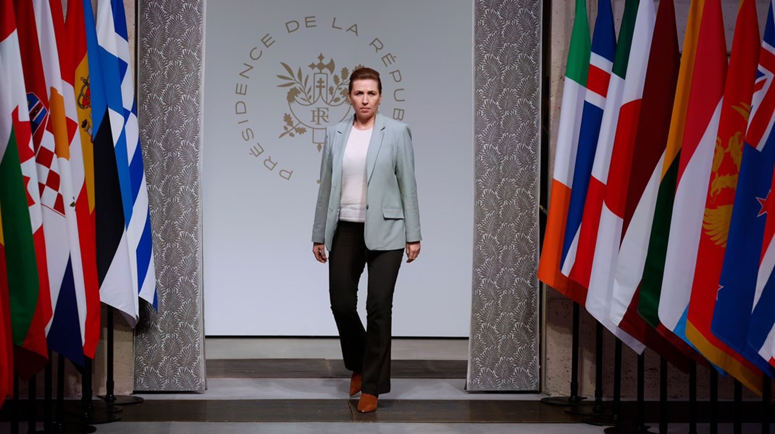 Danmarks statsminister Mette Frederiksen fick stöd från
ledarna för de största europeiska länderna när hon anlände till ett toppmöte om
Ukraina i Paris på tisdagen. Men de flesta är tveksamma till att kritisera
president Trump i en tid då det är avgörande för Europa att få amerikanska
säkerhetsgarantier för Ukraina.