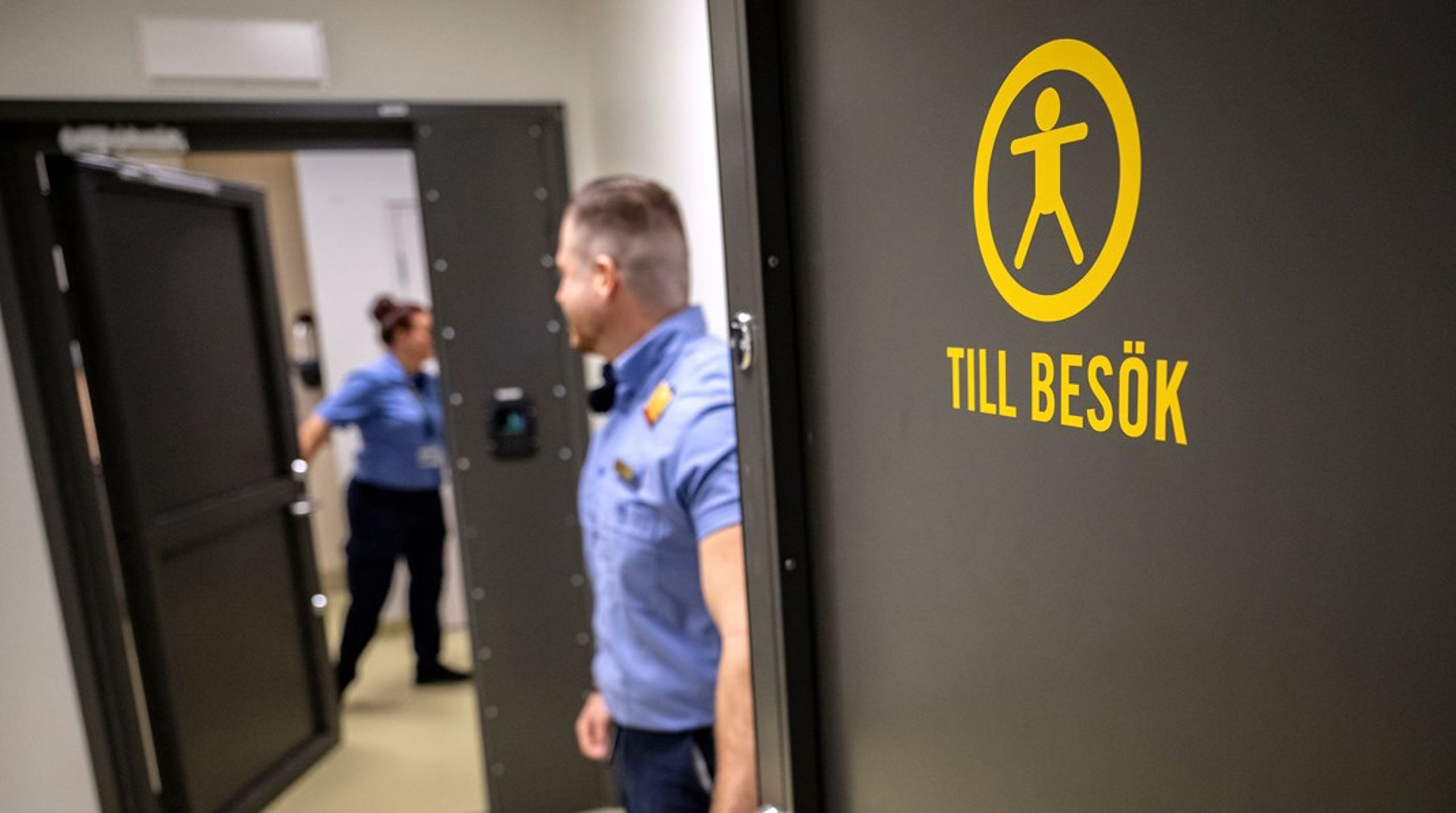 Dyra reklamkampanjer lockar inte fler medarbetare till Kriminalvården, menar debattörerna.