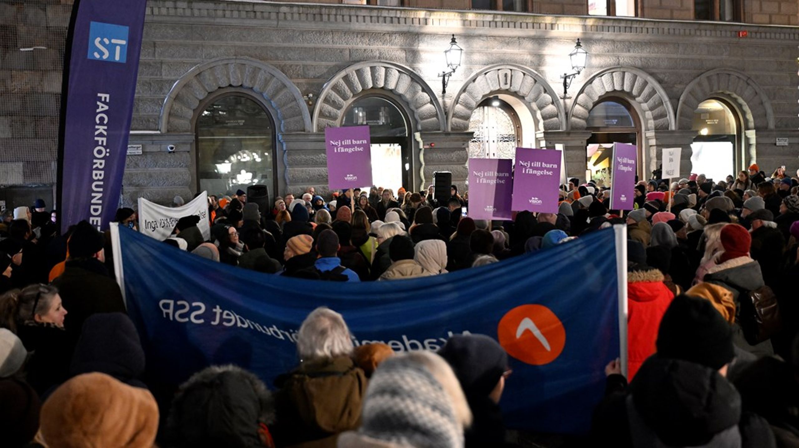 Under tisdagskvällen arrangerade nätverket Nej till 13-åringar i fängelse en manifestation på Mynttorget vid riksdagshuset. Bakom nätverket står brand andra Akademikerförbundet SSR.