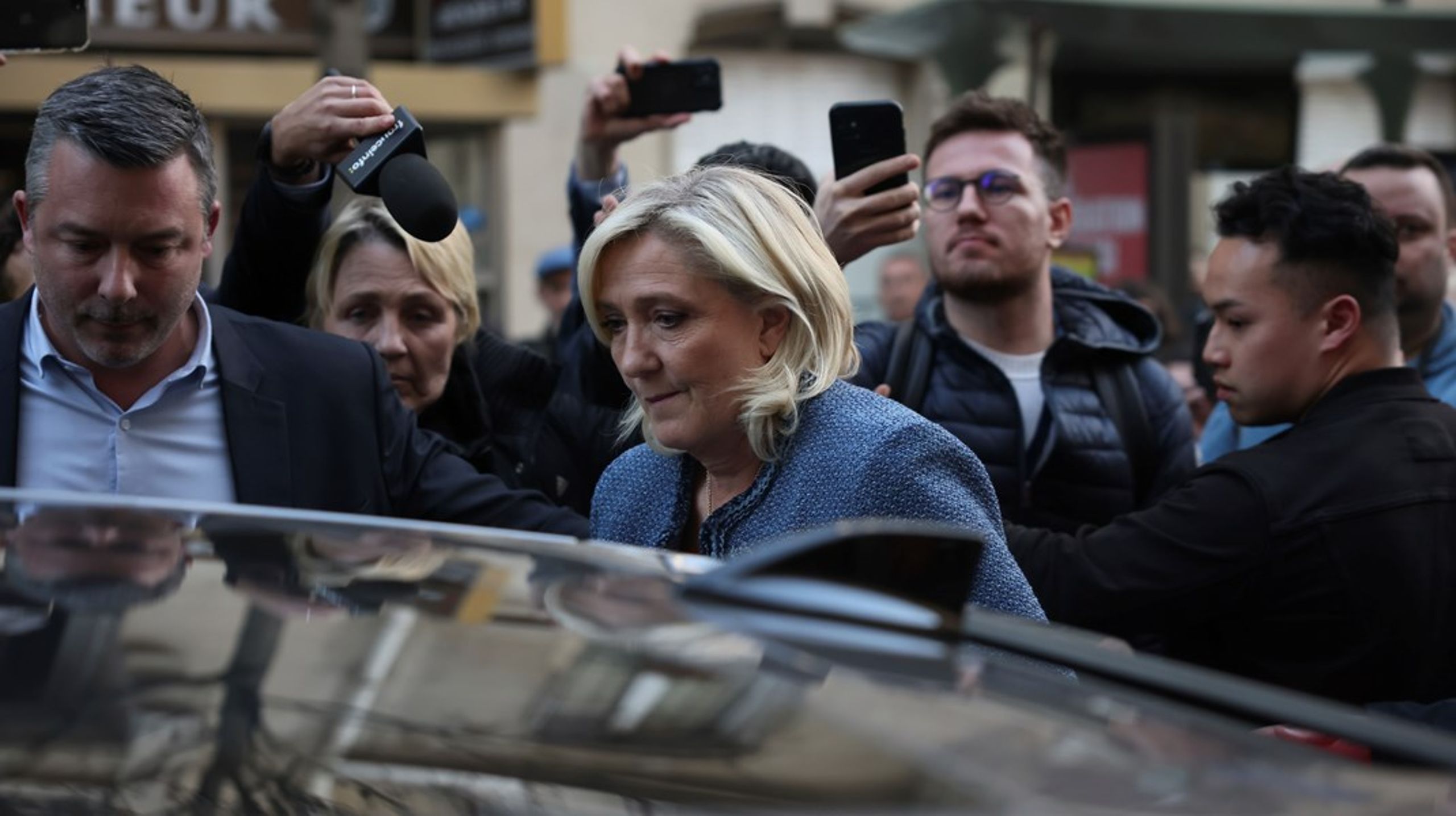 Förra året dömdes frontfiguren för det högernationalistiska Nationell samling, Marine Le Pen, för missbruk av EU-medel och hindrades från att ställa upp i det franska presidentvalet 2027. Nu inleds hennes överklagandeprocess.