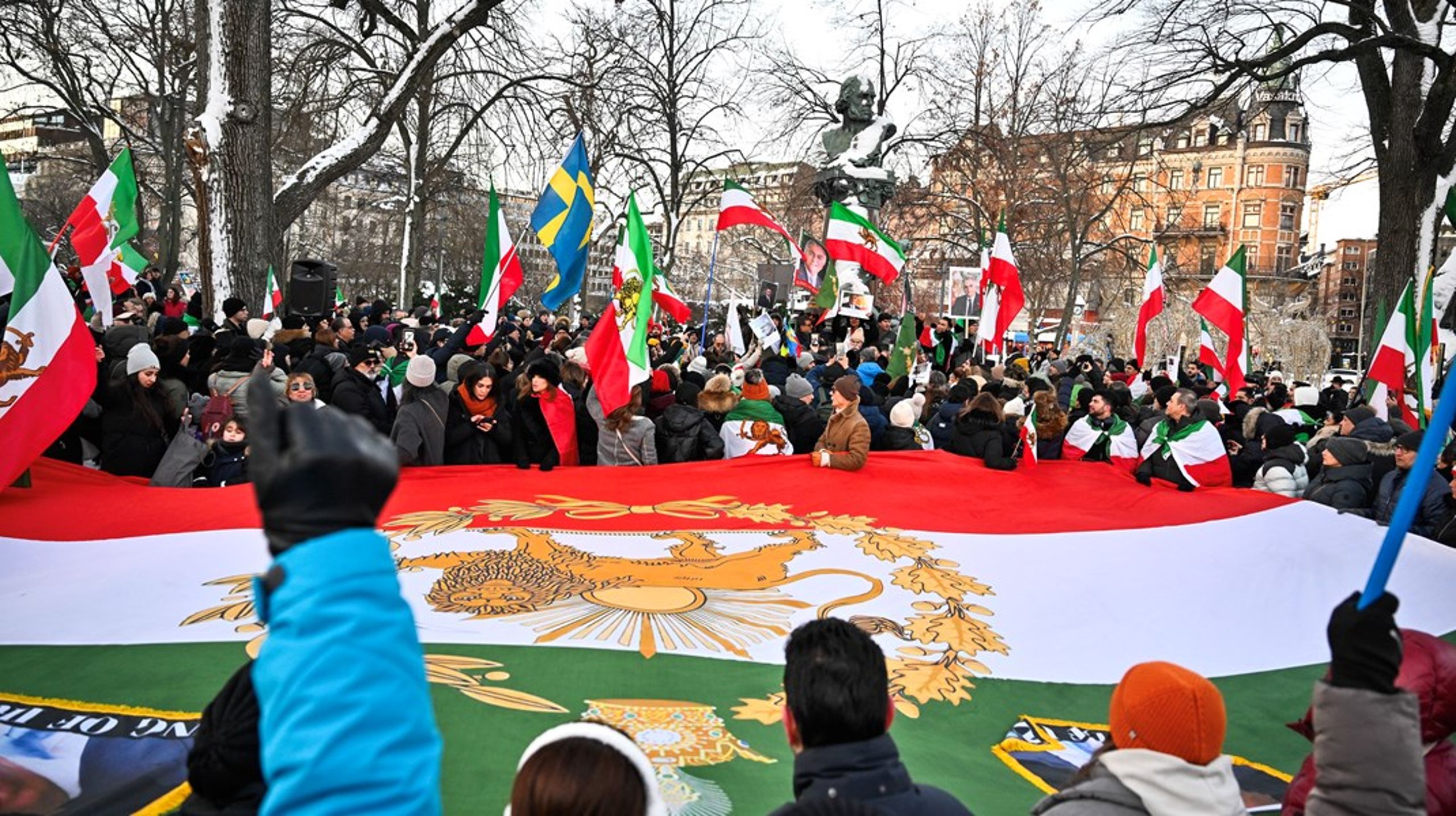 Det är dags att sätta hårt mot hårt, skriver debattörerna.&nbsp;