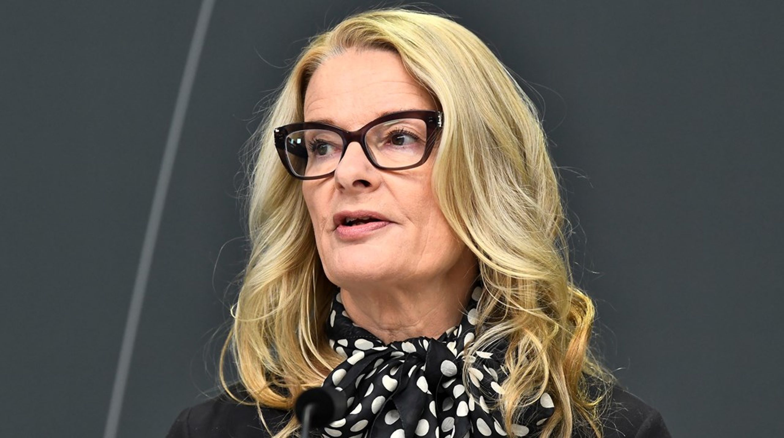 Statsrådet Lotta Edholm (L) har folkbildningsfrågorna i sin portfölj. Hennes medarbetare förklarar frånvaron av en proposition för folkbildningen med att de redan genomfört en del av förslagen i utredningen.