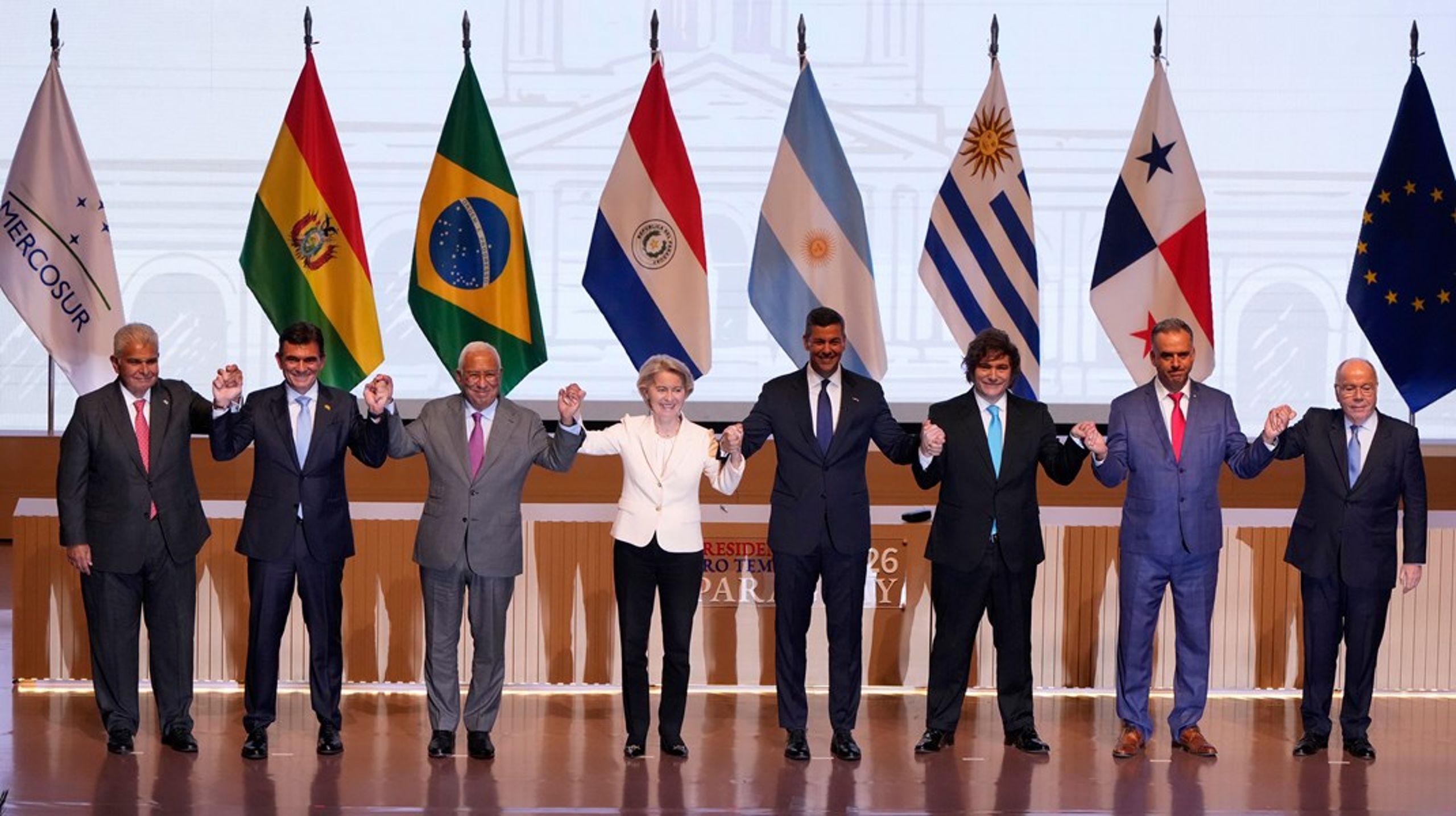 Efter 25 år av förhandlingar har ett frihandelsavtal mellan EU och de fyra länderna i Mercosur till slut undertecknats. På bilden, från vänster:&nbsp;Panamas president José Raúl Mulino, Bolivias president Rodrigo Paz, Europeiska rådets ordförande António Costa, EU-kommissionens ordförande Ursula von der Leyen, Paraguays president Santiago Peña, Argentinas president Javier Milei, Uruguays president Yamandu Orsi och Brasiliens utrikesminister Mauro Vieira.&nbsp;