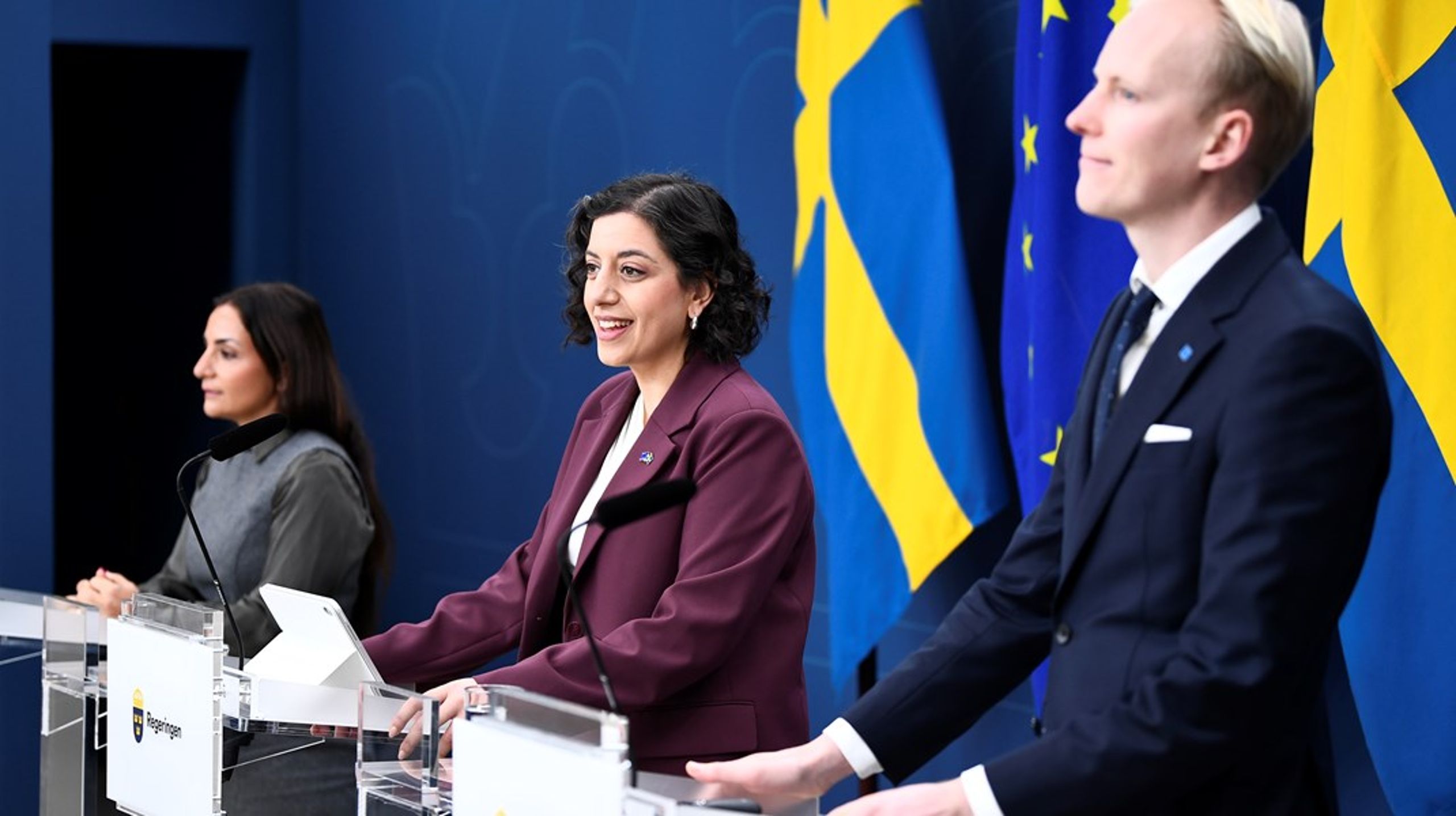 Kulturminister Parisa Liljestrand (M), utbildnings- och integrationsminister Simona Mohamsson (L) och Mathias Bengtsson, utbildningspolitisk talesperson för Kristdemokraterna, presenterade förslaget&nbsp;under en pressträff på måndagen.