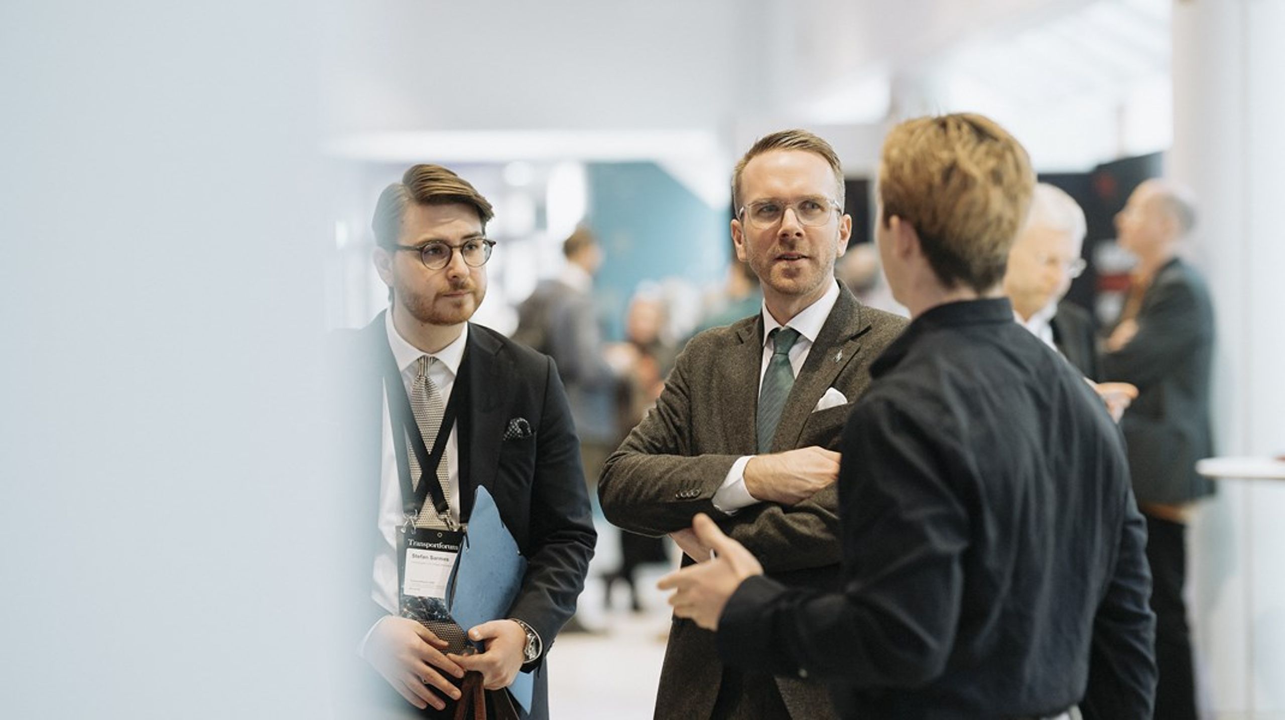 OPS-spåret ”kommer vi att fortsätta jobba med. Men fokus nu är på huvudförslagen” i Claes Norgrens utredning, säger Andreas Carlson (KD), här tillsammans med sakkunnige&nbsp;Stefan Sarmes.&nbsp;&nbsp;