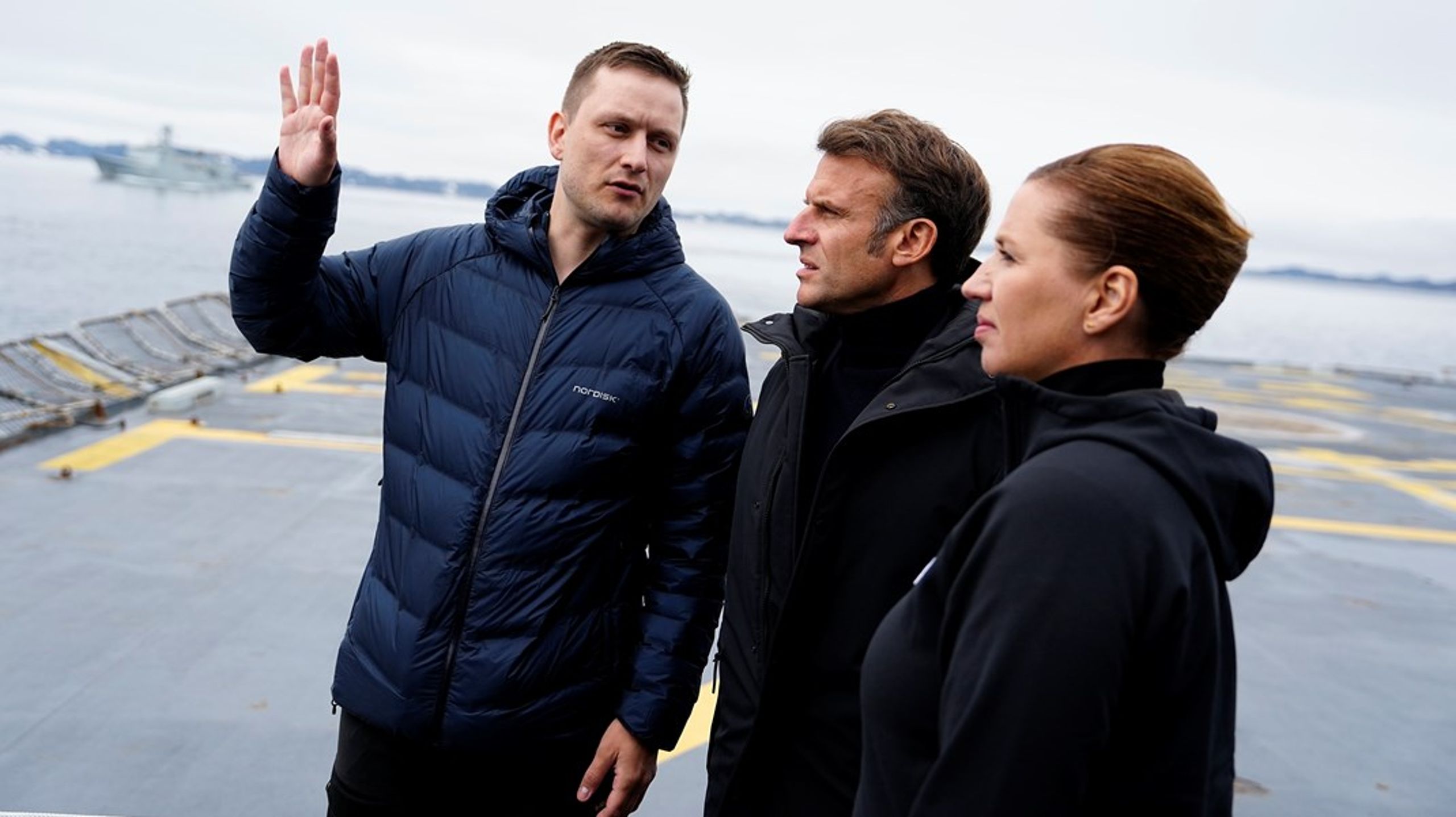 Grönlands regeringschef&nbsp;Jens-Frederik Nielsen, Frankrikes president&nbsp;Emmanuel Macron och Danmarks statsminister Mette&nbsp;Frederiksen under presidentens besök på Grönland i sommaren 2025.