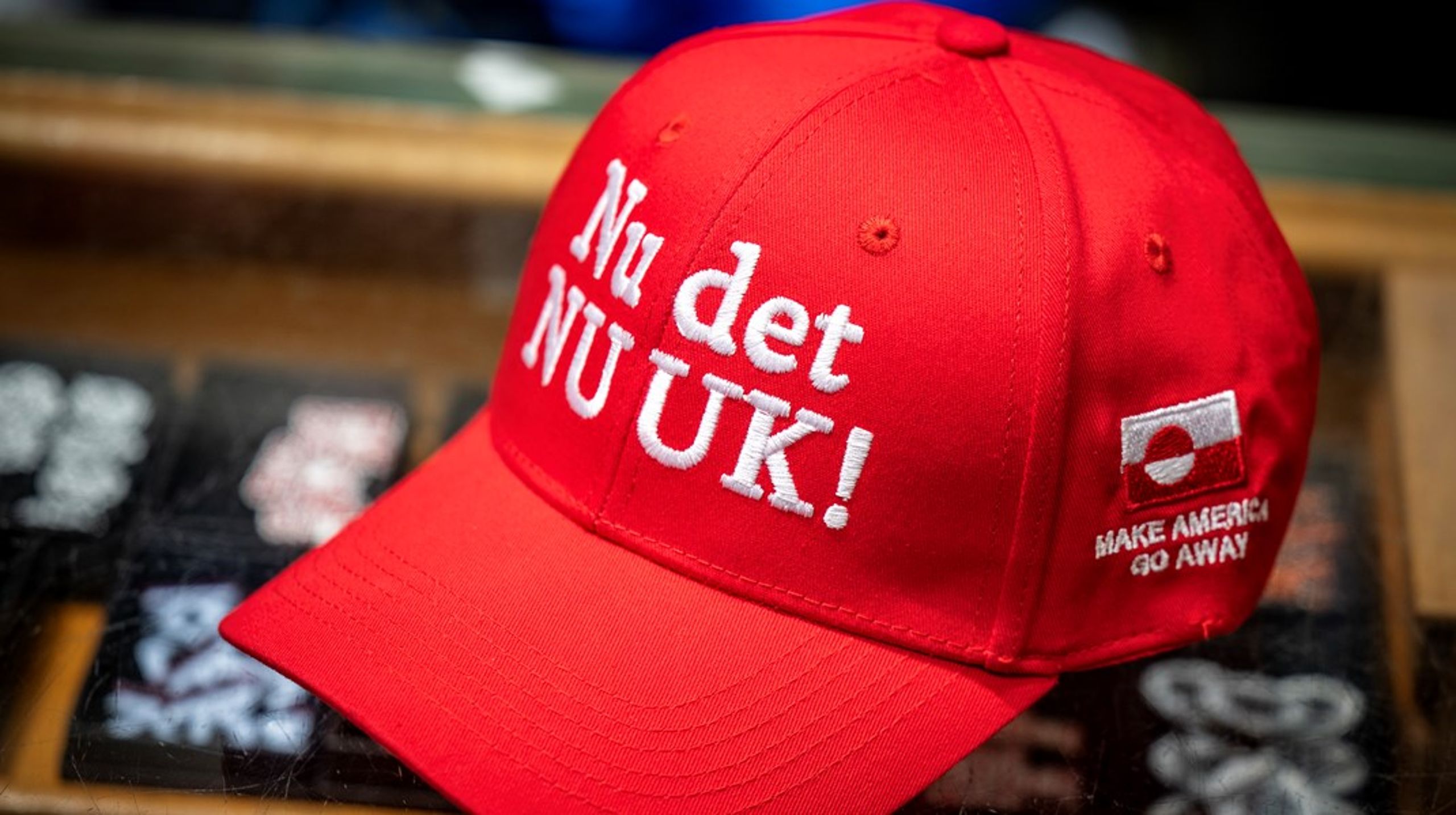 De röda kepsarna har synts i danska demonstrationer mot USA:s planer på att köpa, eller ta över, Grönland.&nbsp;