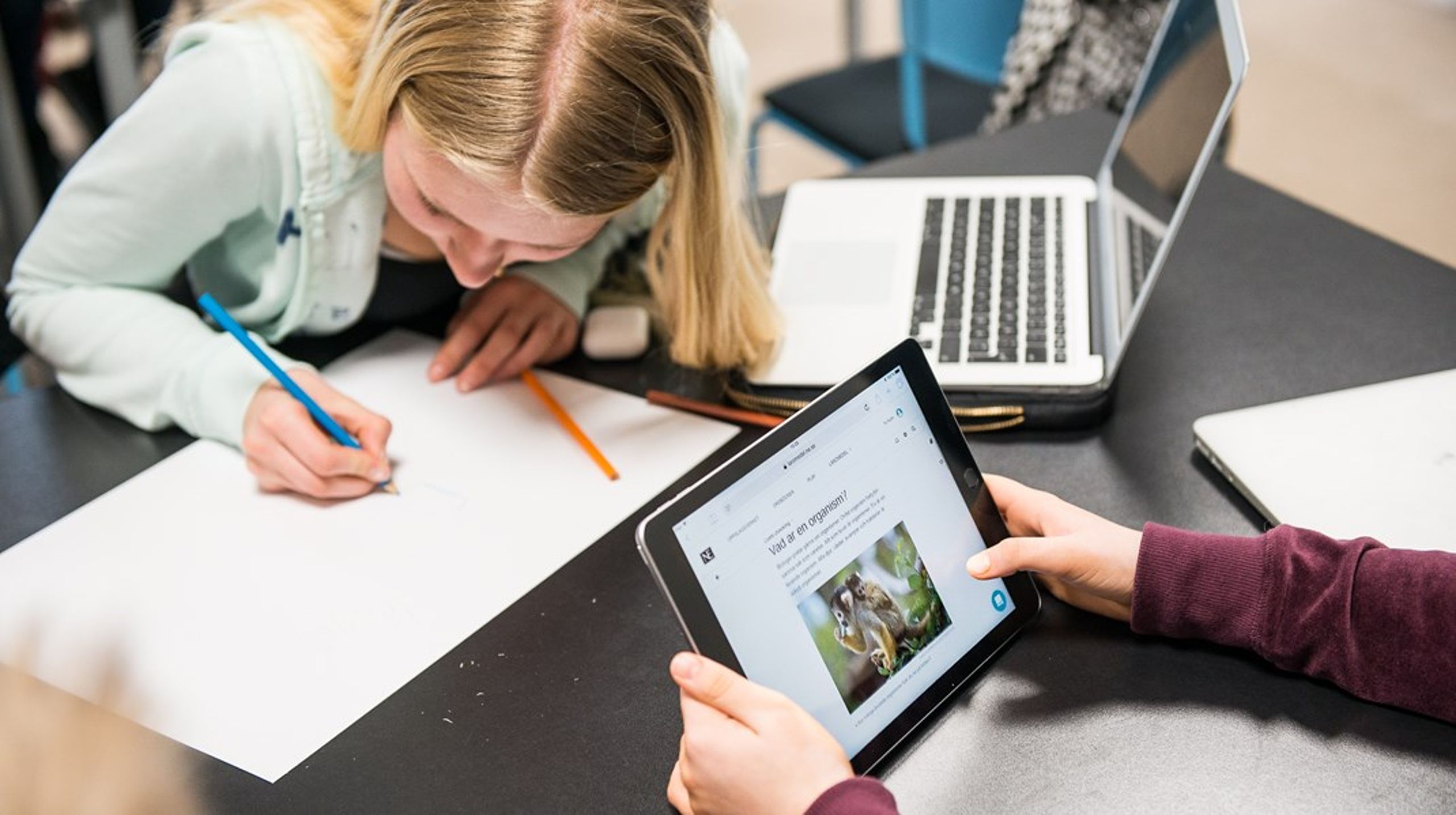 Framtidens skola rymmer både böcker, pennor, digitala verktyg och AI, skriver debattörerna.