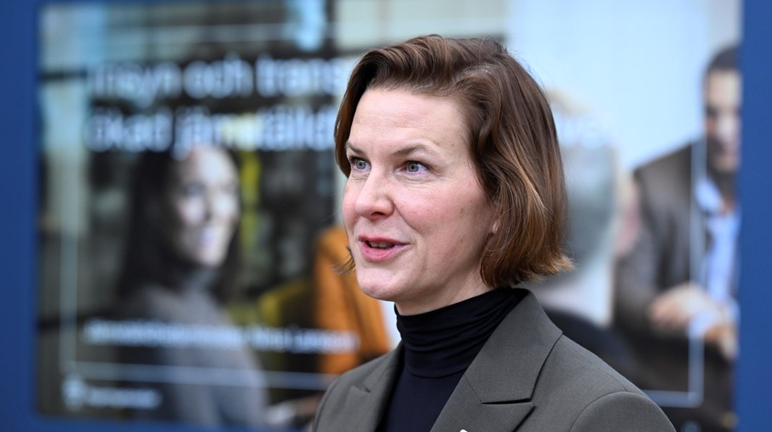 Jämställdhetsminister Nina Larsson (L)&nbsp;tycker att lagförslagen om ökad lönetransparens är balanserade.