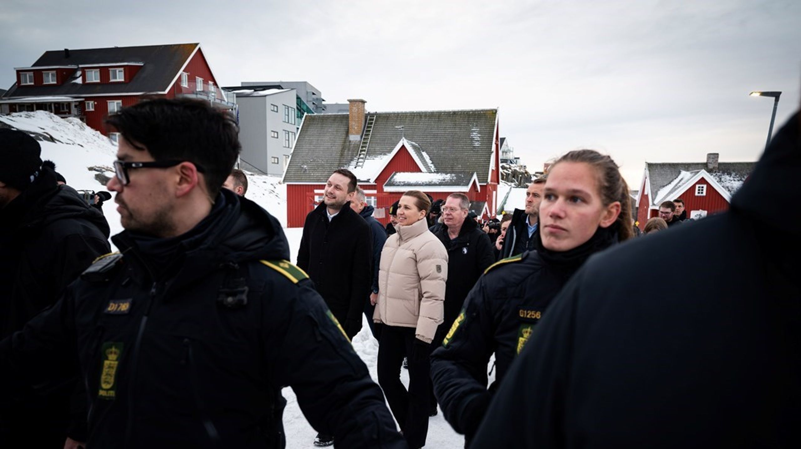 Både rådgivare och polis försökte hålla pressen på avstånd.