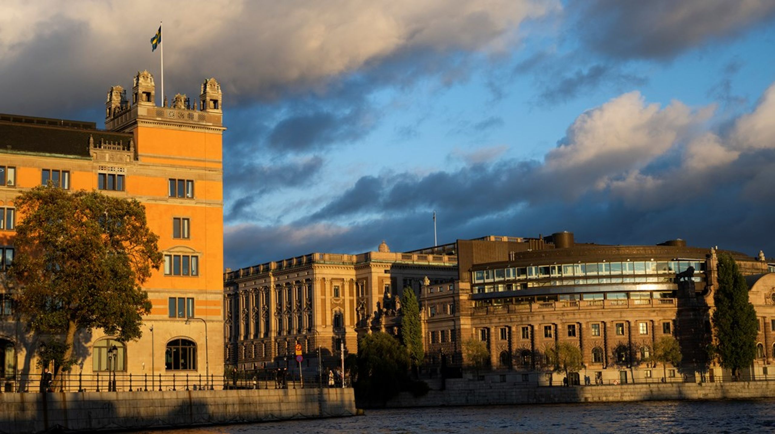 Samtidigt som regeringen säger sig vilja förenkla regler lägger den nya pålagor på den egna förvaltningen, menar debattören.