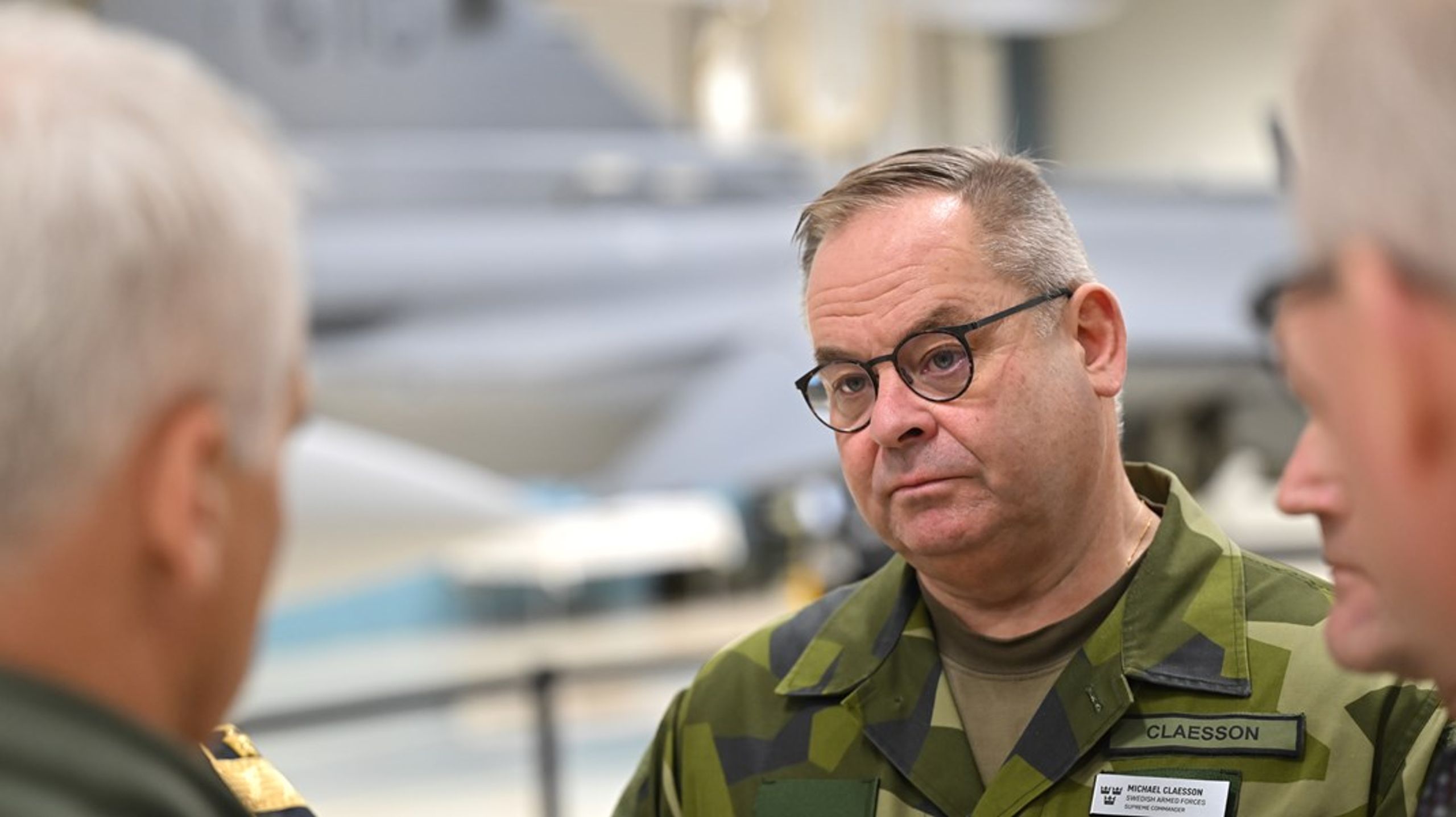 Överbefälhavare Michael Claesson tycker att det är läge för en ny bedömning av säkerhetläget i omvärlden.