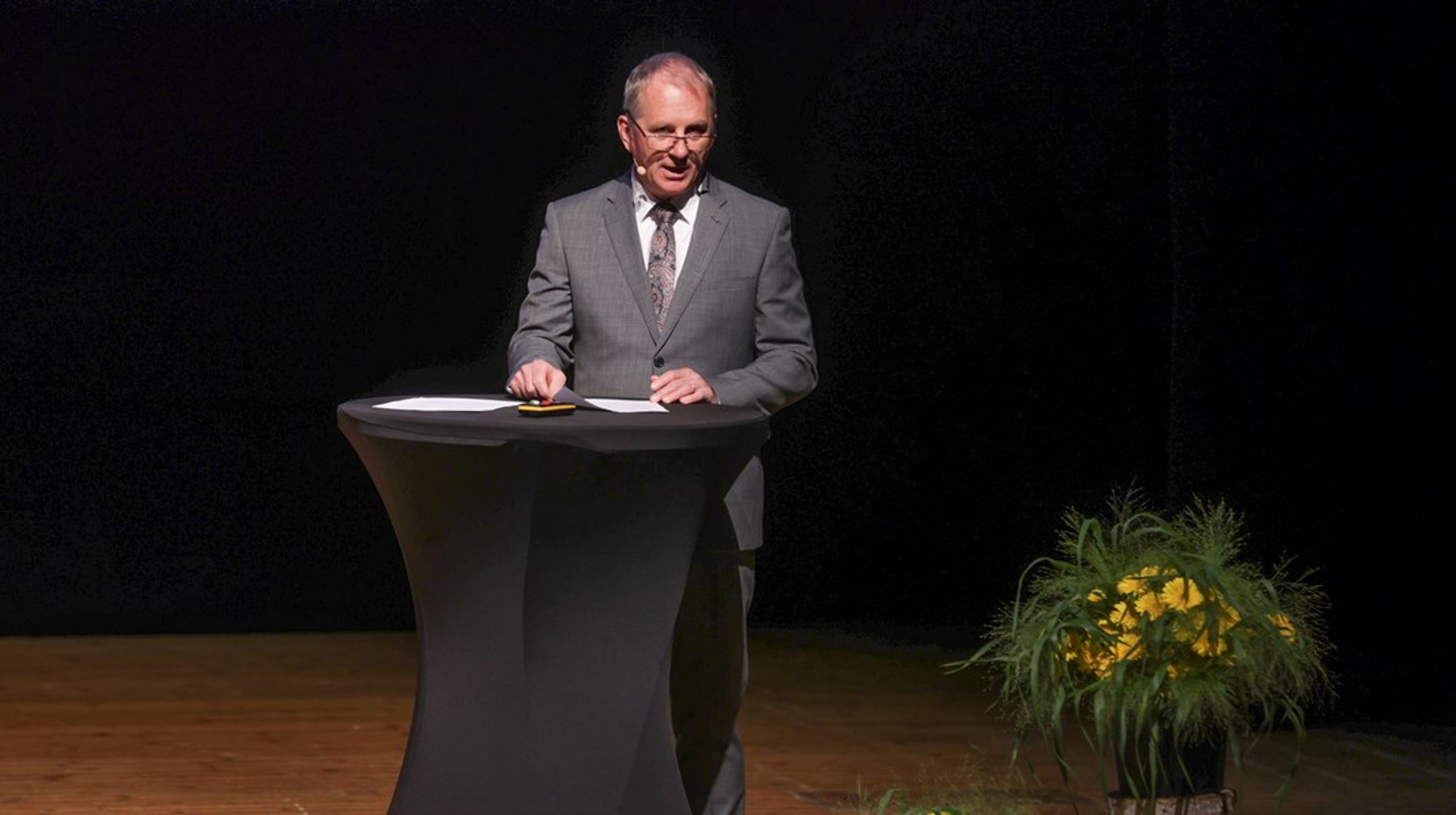 Håkan Wirtén talar vid ett symposium om klimatforskning.