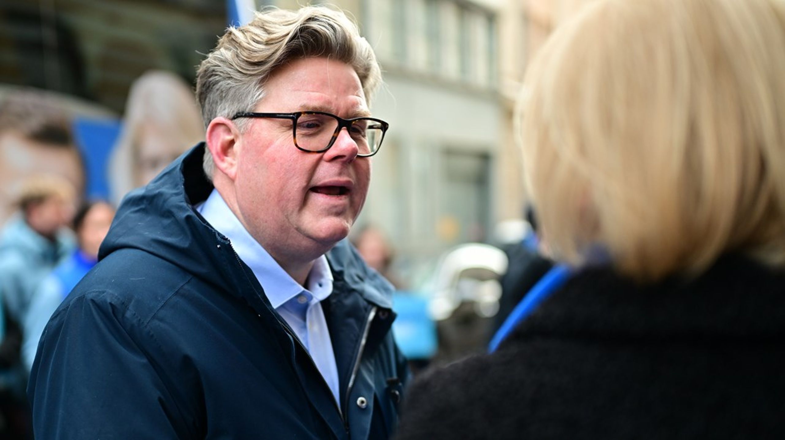 Justitieminister Gunnar Strömmer (M) vill få lagändringarna på plats ett halvår tidigare än utredningens förslag. Till skillnad från utredningen vill regeringen däremot inte se en höjning av maxstraffet för tjänstefel.