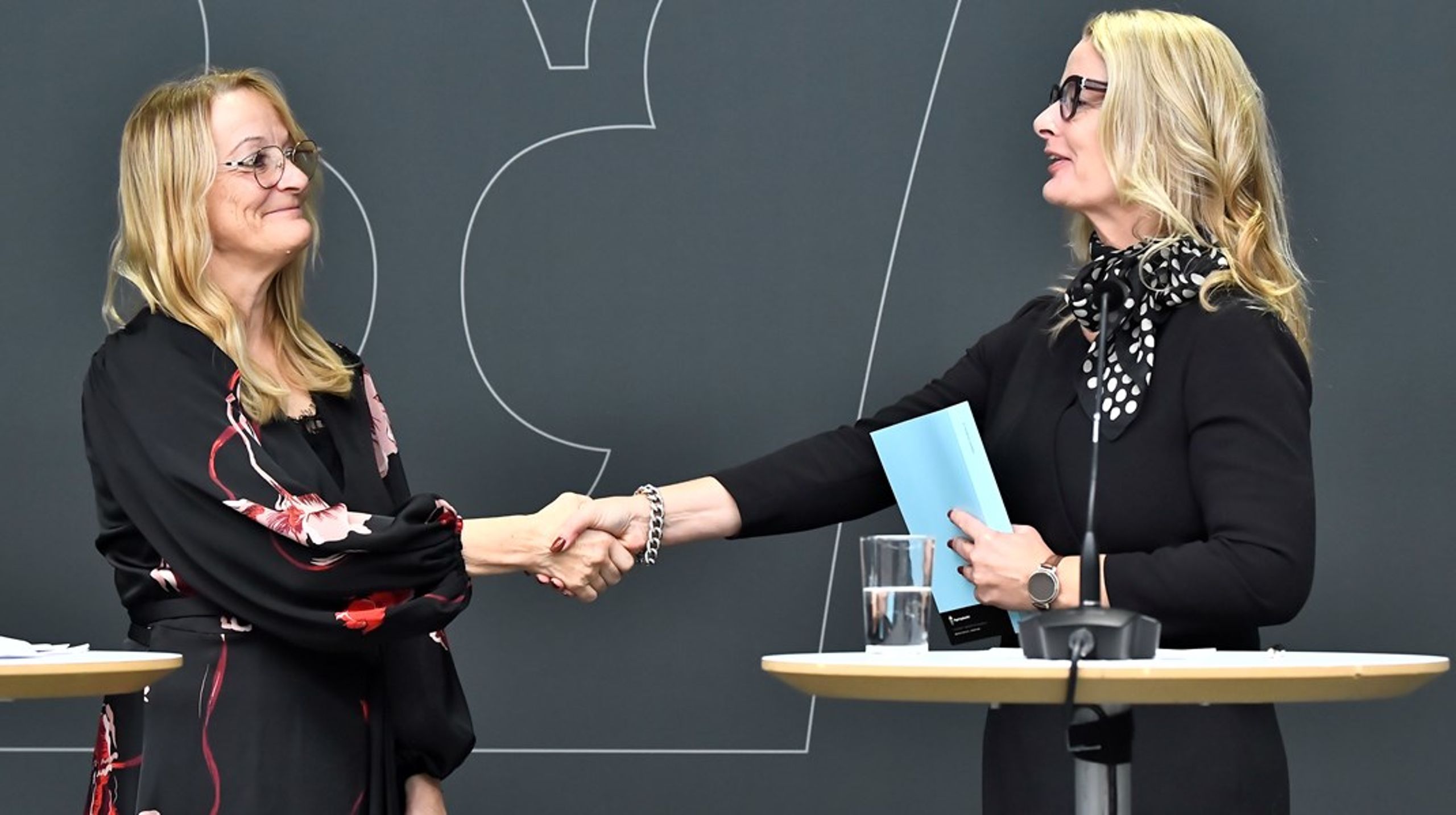 Gymnasie-, högskole- och forskningsminister&nbsp;&nbsp;Lotta Edholm (L) tar emot utredningen om elevhälsan.