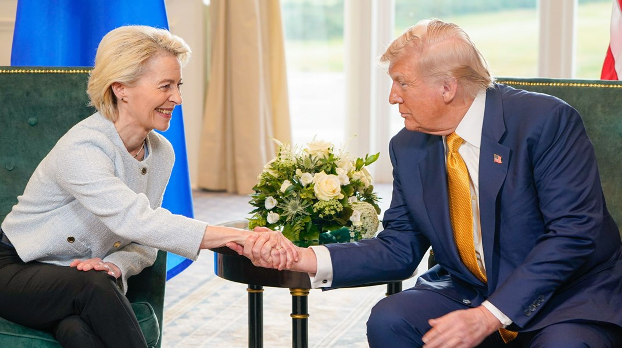Så såg det ut i juli när EU-kommissionens ordförande Ursula
von der Leyen och Donald Trump ingick principavtalet mellan EU och USA på
presidentens skotska golfklubb.