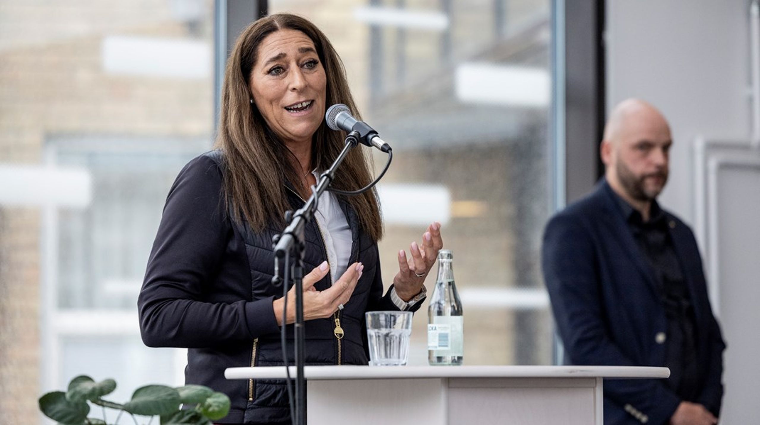 Michaela Fletcher på ett skolbesök i Österåker.