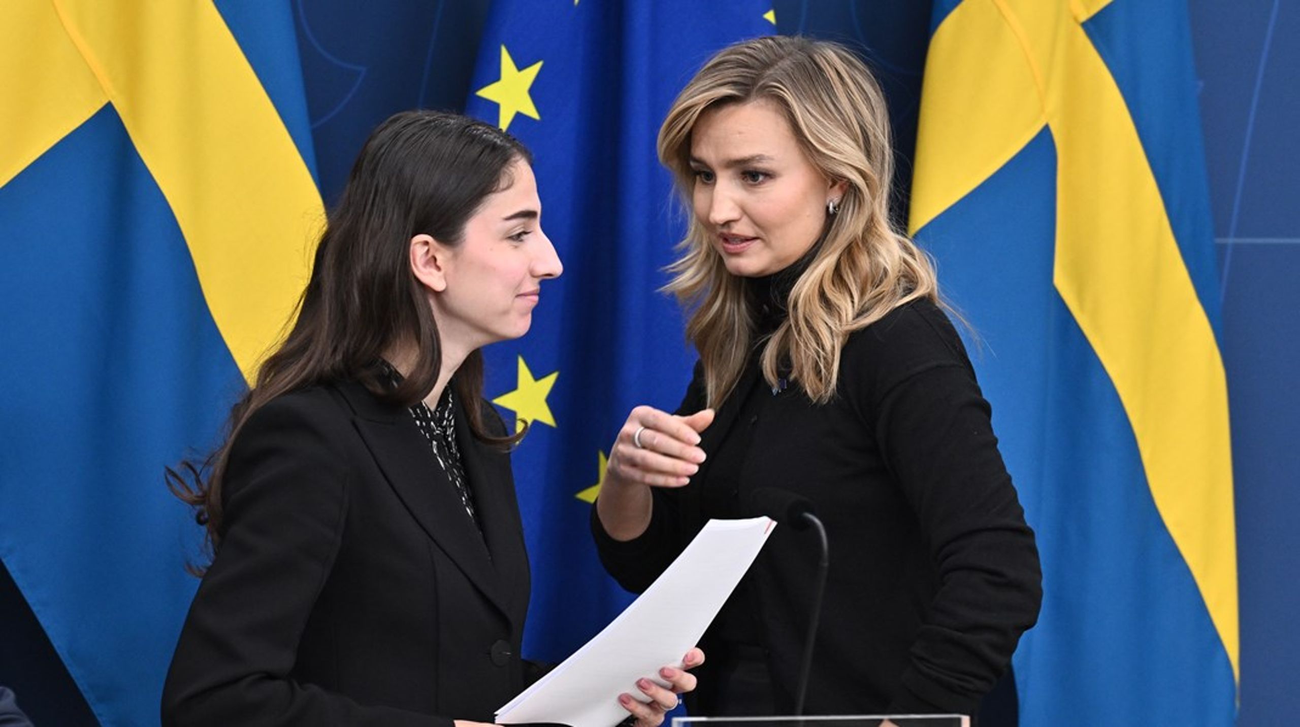 Ett kommunalt veto tas bort, men för att stilla de häftiga protesterna lovar regeringen ett nytt, bredare veto. Eller i alla fall en utredning? Det saknas inte oklarheter kring regeringens uppmärksammade gruvsvängning.