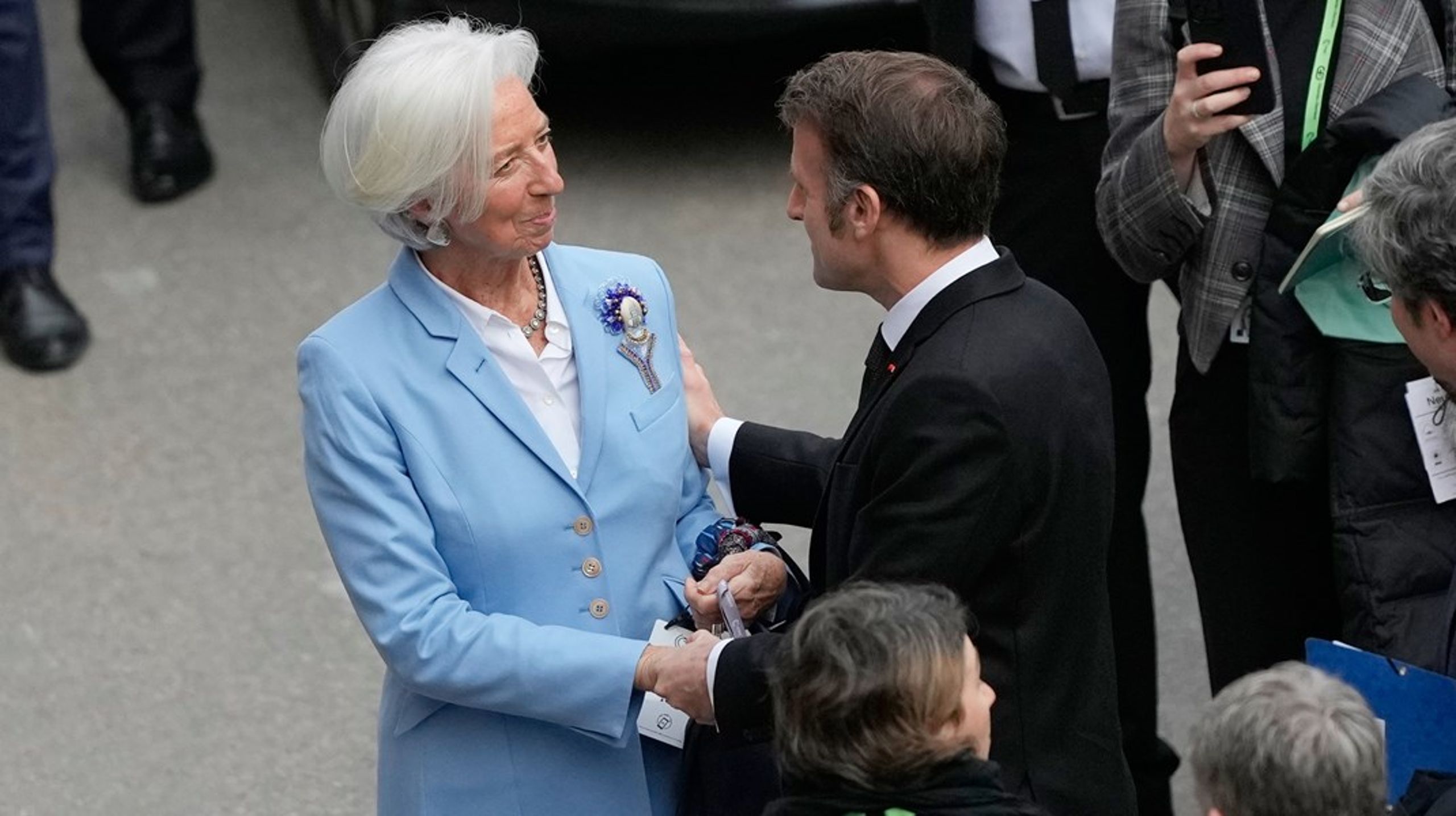 Christine Lagarde, chef för Europeiska centralbanken (ECB), hälsar på franska presidenten Emmanuel Macron under säkerhetskonferensen i München.