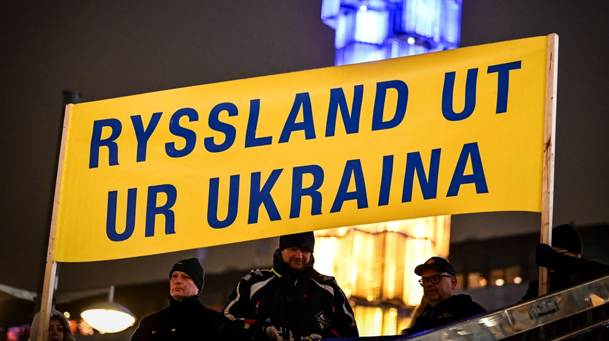 Europa behöver öka det direkta stödet till Ukraina och dela ansvaret för civilbefolkningens skydd, skriver debattörerna.