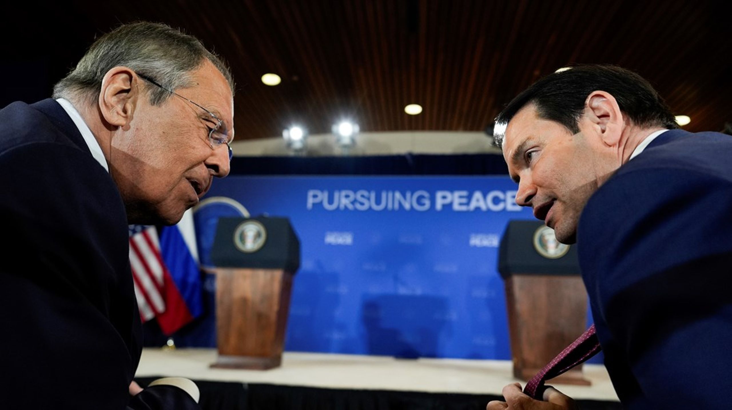 USA:s utrikesminister Marco Rubio och hans ryska kollega Sergey Lavrov i samband med ett av de fredssamtal som skett mellan USA och Ryssland. Samtal som varken UD-chefen Tobias Thyberg och försvarsforskaren Magnus Christiansson tror kommer leda till fred för Ukraina.&nbsp;<br>