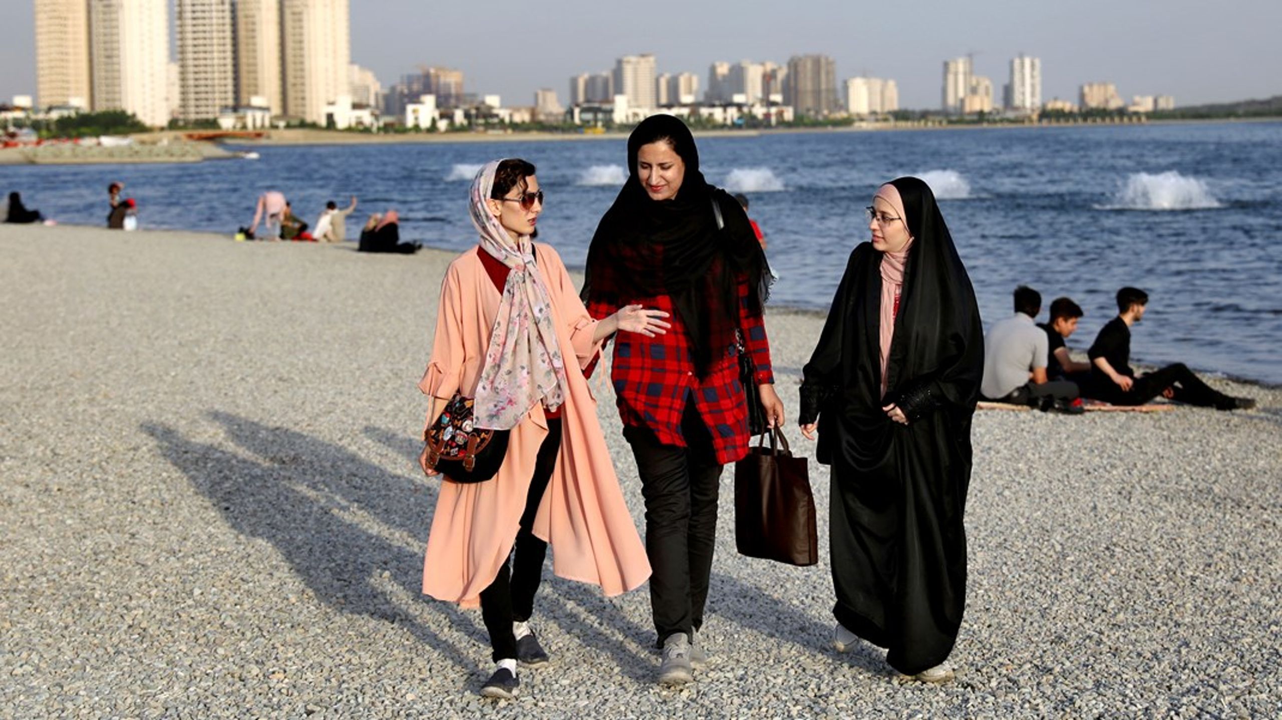 Kvinnor i Iran som vägrar skyla sig riskerar att utsättas för sexuella övergrepp, skriver debattörerna.