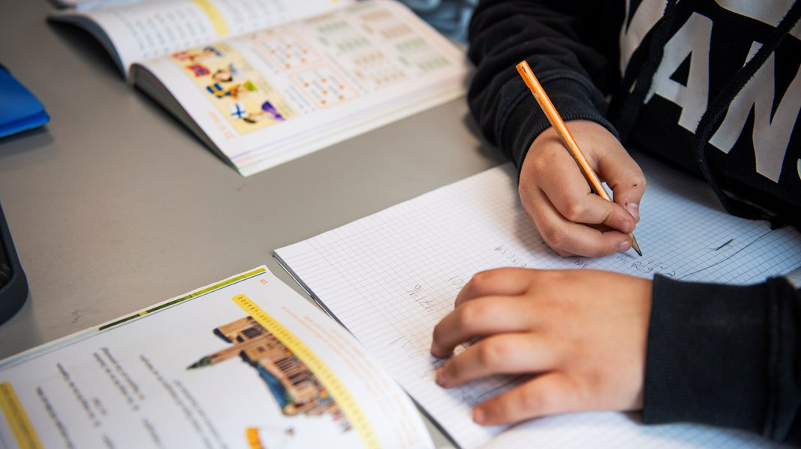 Att införa offentlighetsprincipen i små anpassade skolor och resursskolor skulle skapa en administrativ börda som slår direkt mot eleverna, skriver debattörerna.