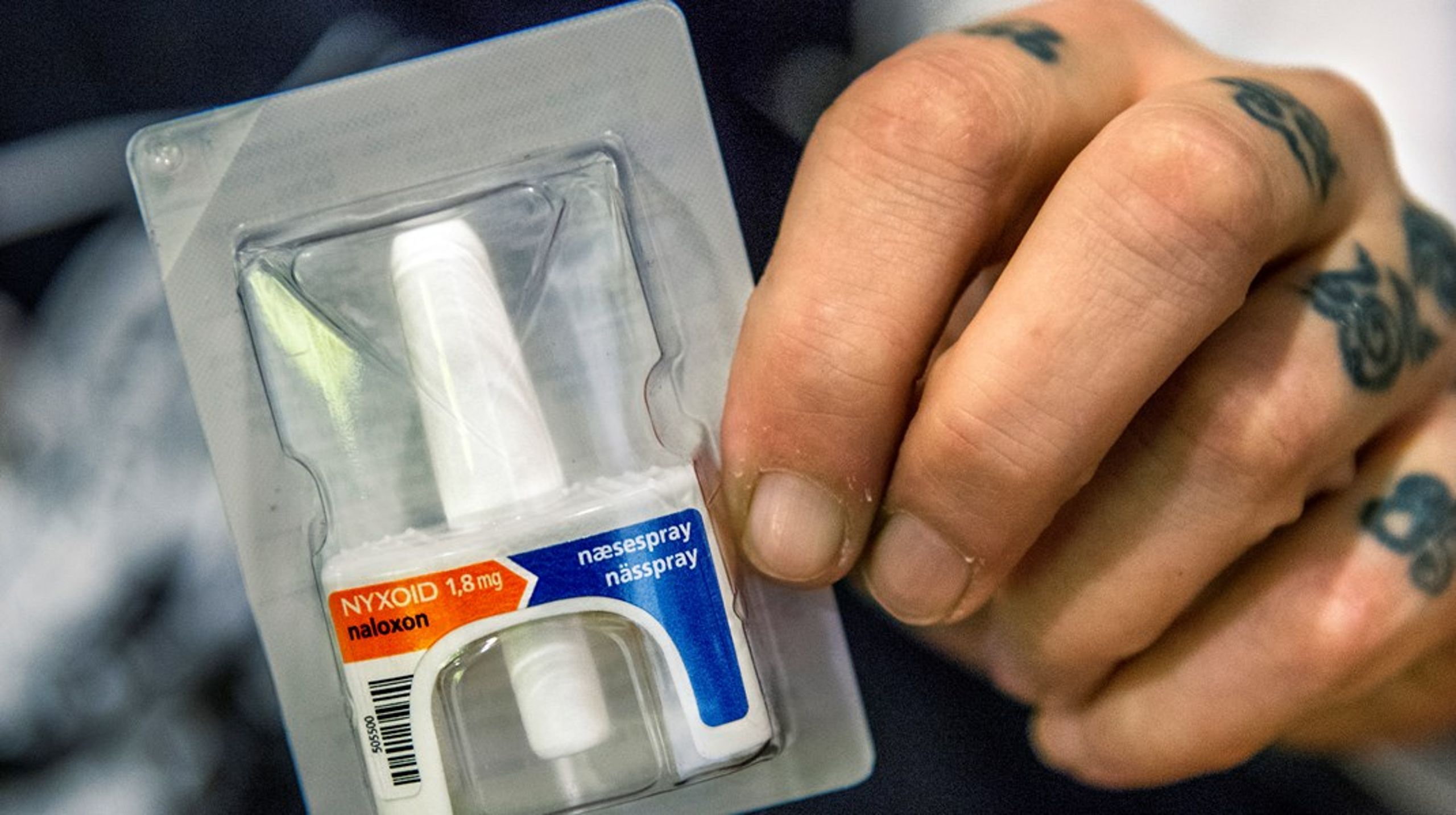 Privatpersoner kan köpa Naloxon receptfritt på apotek, men fortfarande finns det lagstiftningsmässiga hinder för regionerna att dela ut läkemedlet till yrkesgrupper utanför sjukvården.