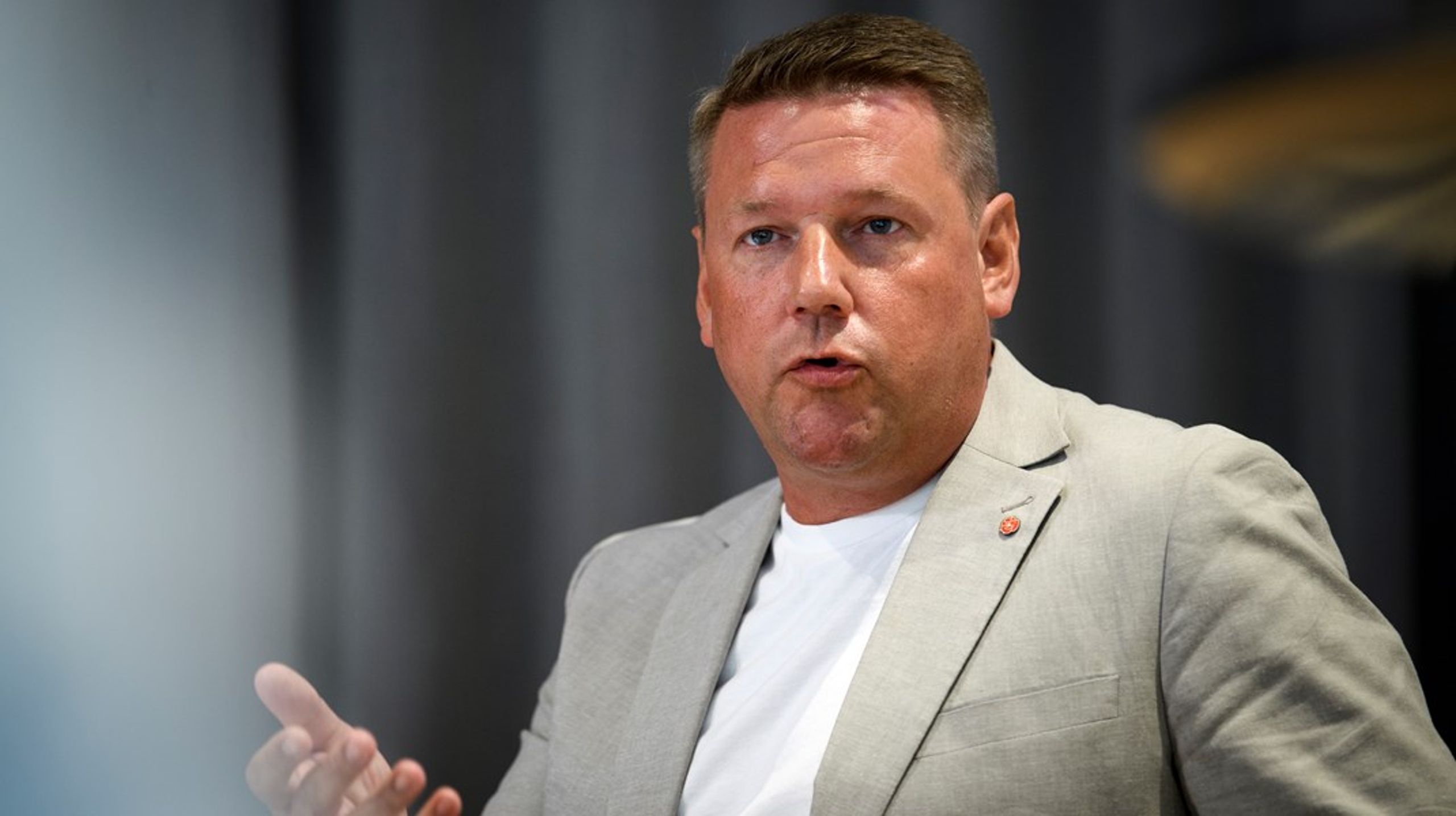 Regeringen riktar in sig på oppositionens finansiering, menar Socialdemokraternas partisekreterare Tobias Baudin.