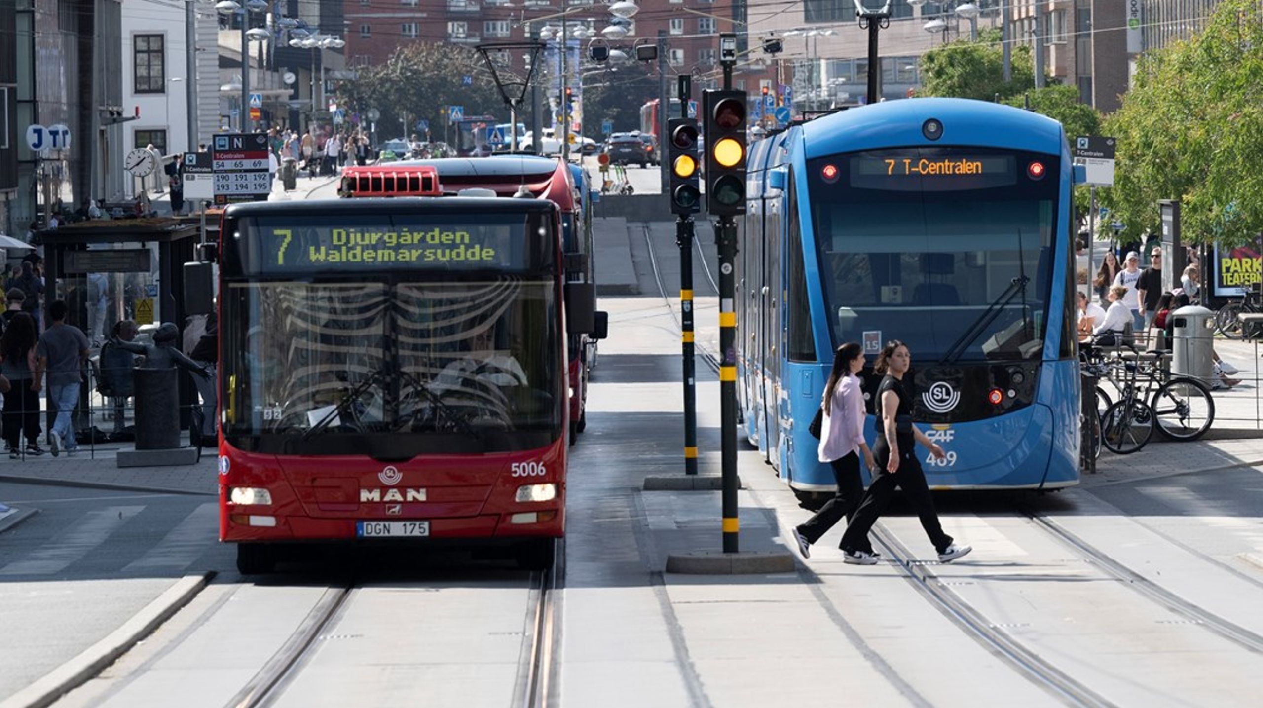 För att buss- och spårtrafiken fortsatt ska skapa ökad nytta för resenärer och samhälle krävs ökad kapacitet på spår, vägar och gator, skriver debattörerna.