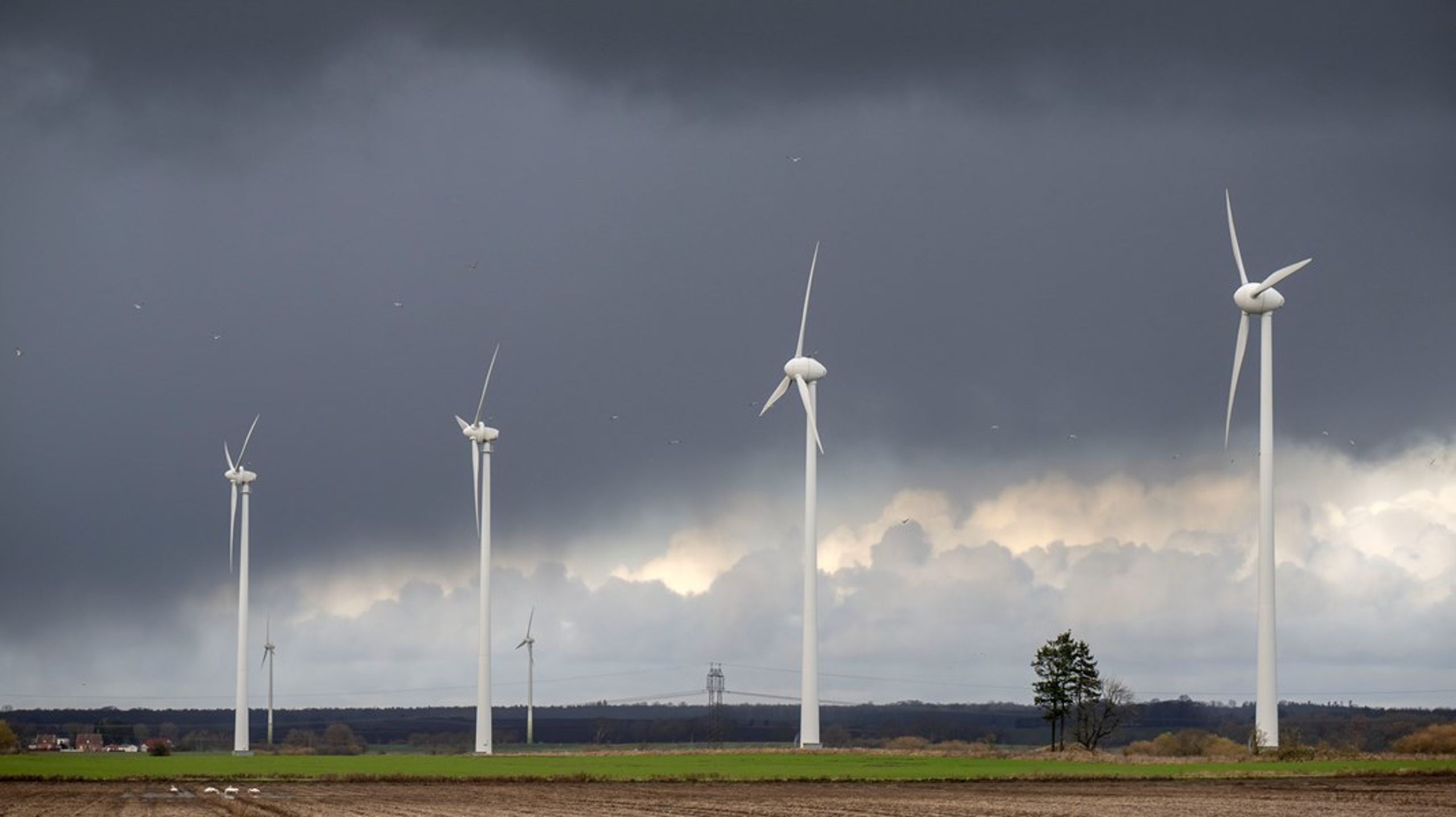 Lyssna inte bara på dem som motsätter sig vindkraft, skriver debattörerna.&nbsp;