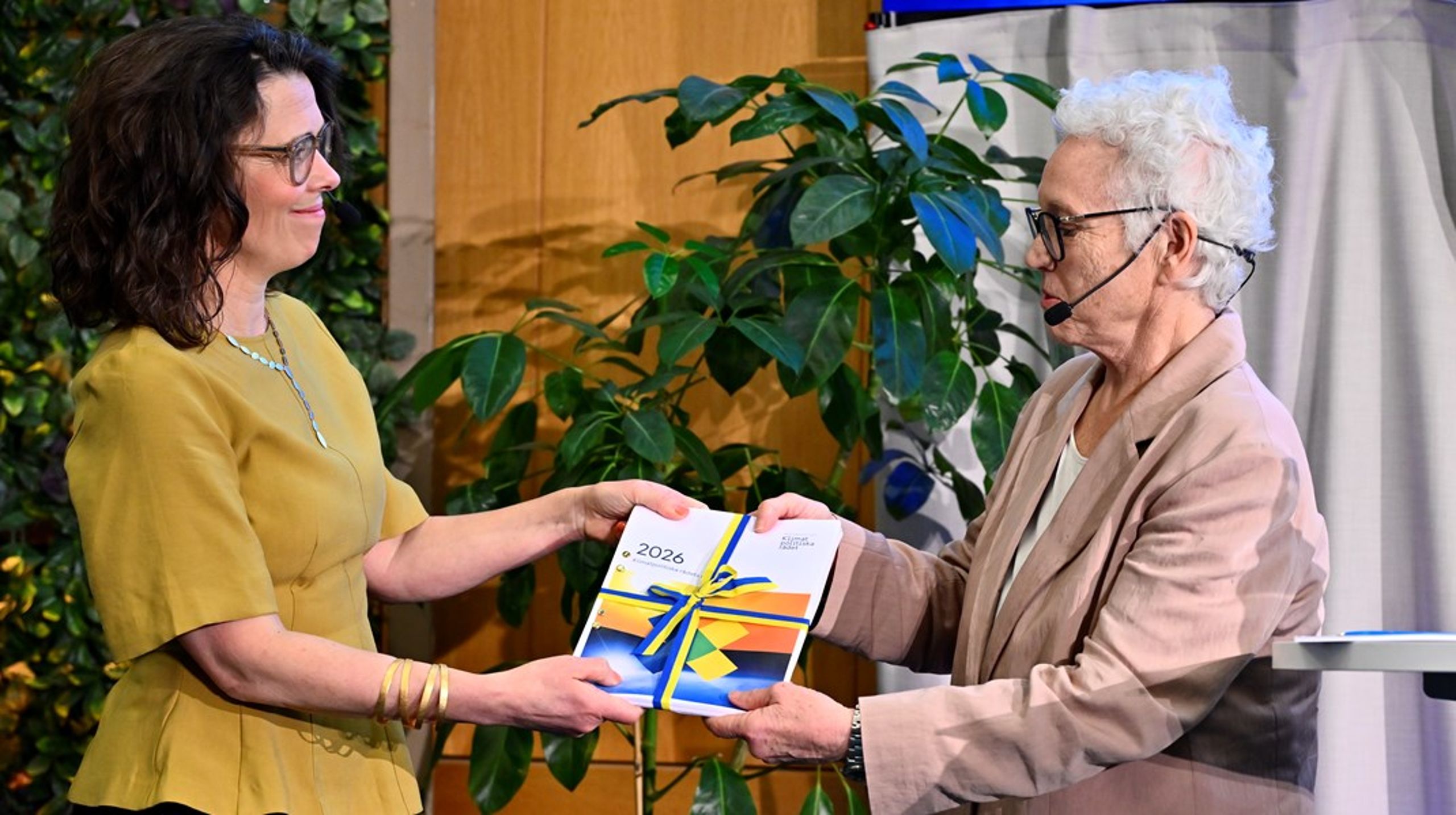 Klimatpolitiska rådets rapporter är värdefull inspiration och ger tankar inför framtiden. Det tycker statssekreteraren Helena Dyrssen som på torsdagen tog emot rådets mycket kritiska rapport från ordförande&nbsp;Åsa Persson.
