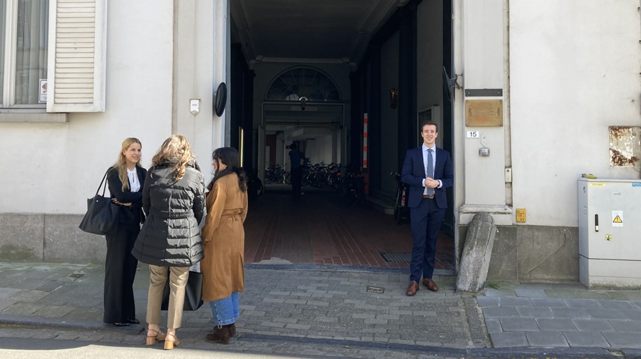 På College of Europe i Brygge går i år 14 svenskar.&nbsp;Motsvarande siffra för grannländerna Finland och Danmark är två respektive fem. Totalt är det 350 studenter på skolan i Brygge.&nbsp;