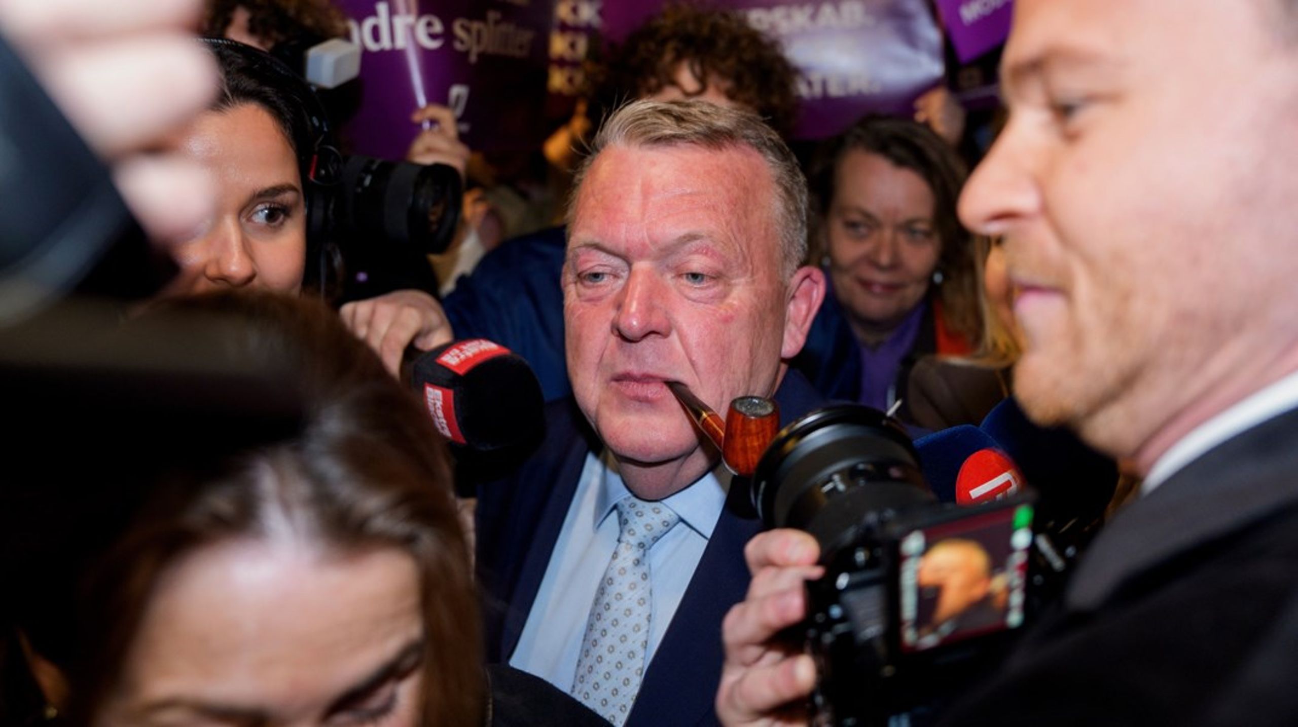 Lars Løkke Rasmussens Moderaterne tillhör inte något av blocken.
