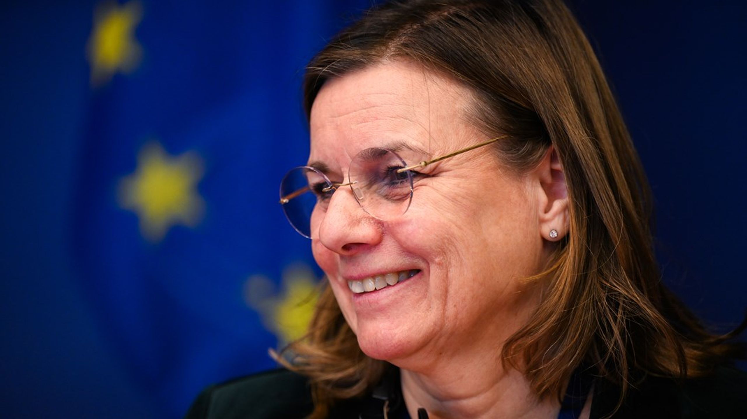 Isabella Lövin (MP) gör Karin Karlsbro (L) sällskap.