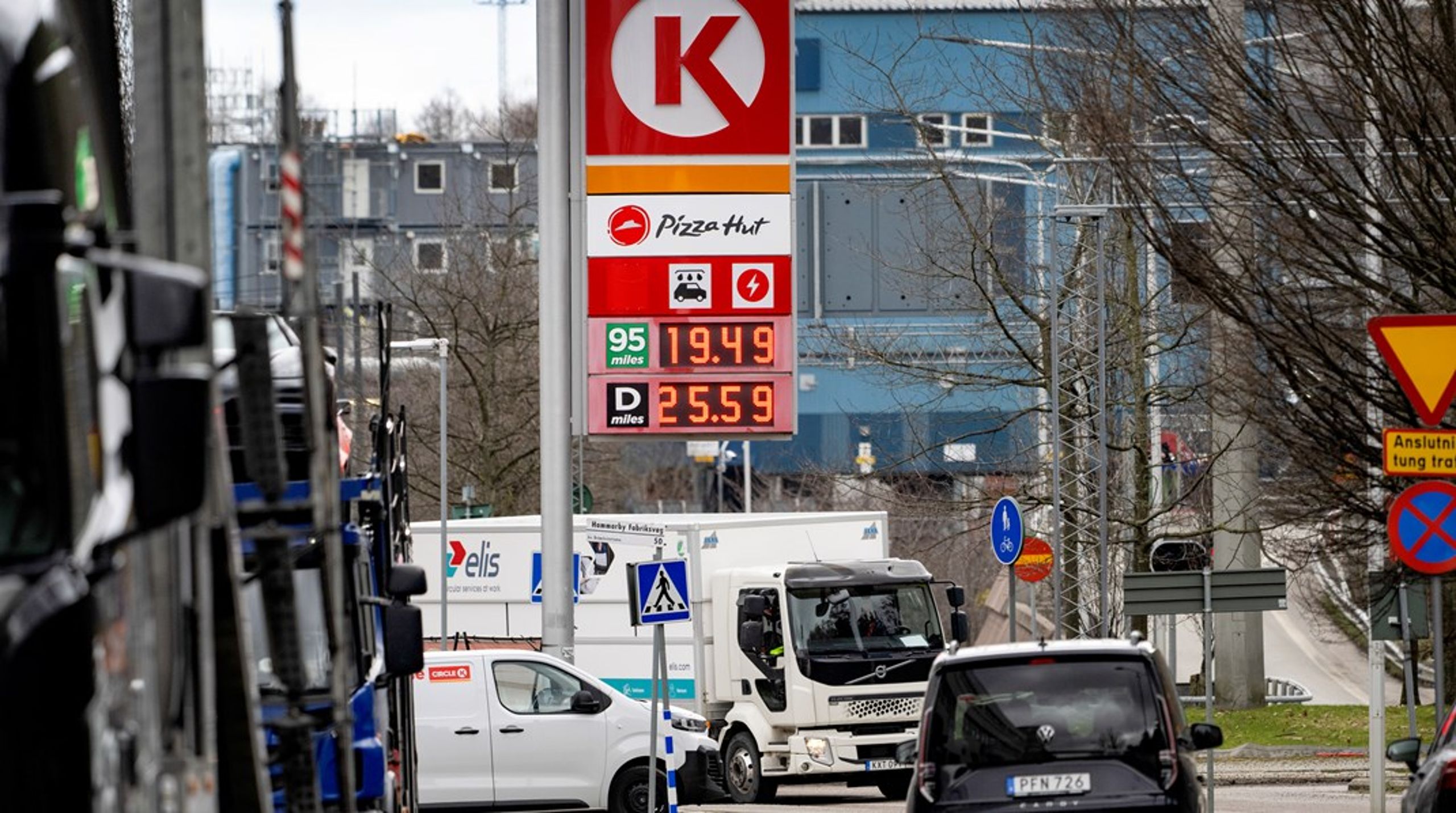 Bensin- och dieselpriserna har skenat iväg den senaste tiden. Men alla är inte positiva till regeringens förslag om en sänkt bensin- och dieselskatt.
