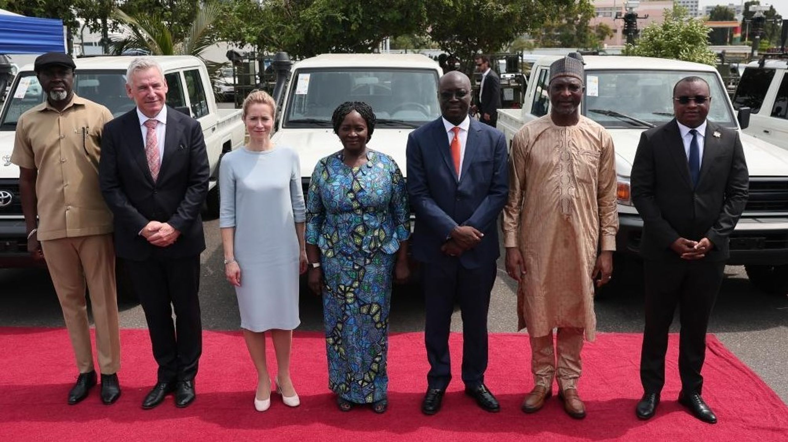 EU:s utrikeschef Kaja Kallas på plats i Ghana med representanter från landets regering.