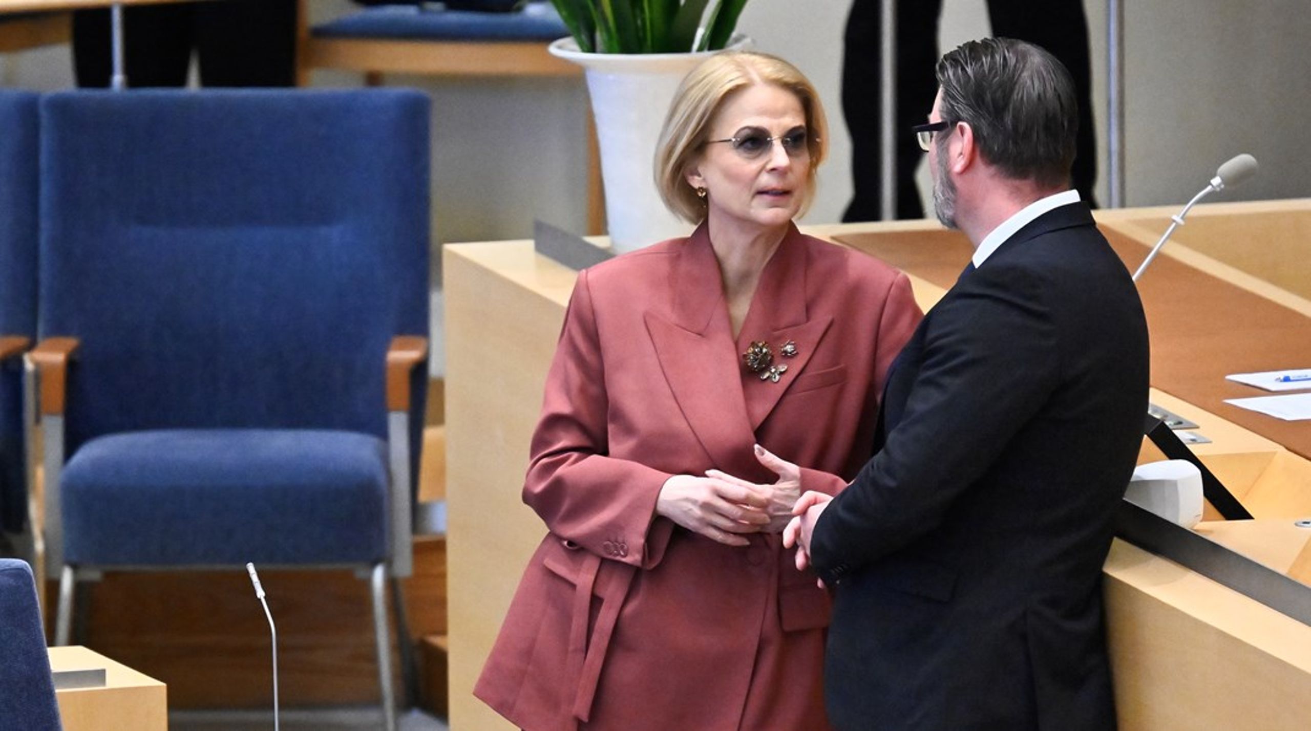 Finansminister Elisabeth Svantesson och Edward Riedl, möjligen i samtal om hår.
